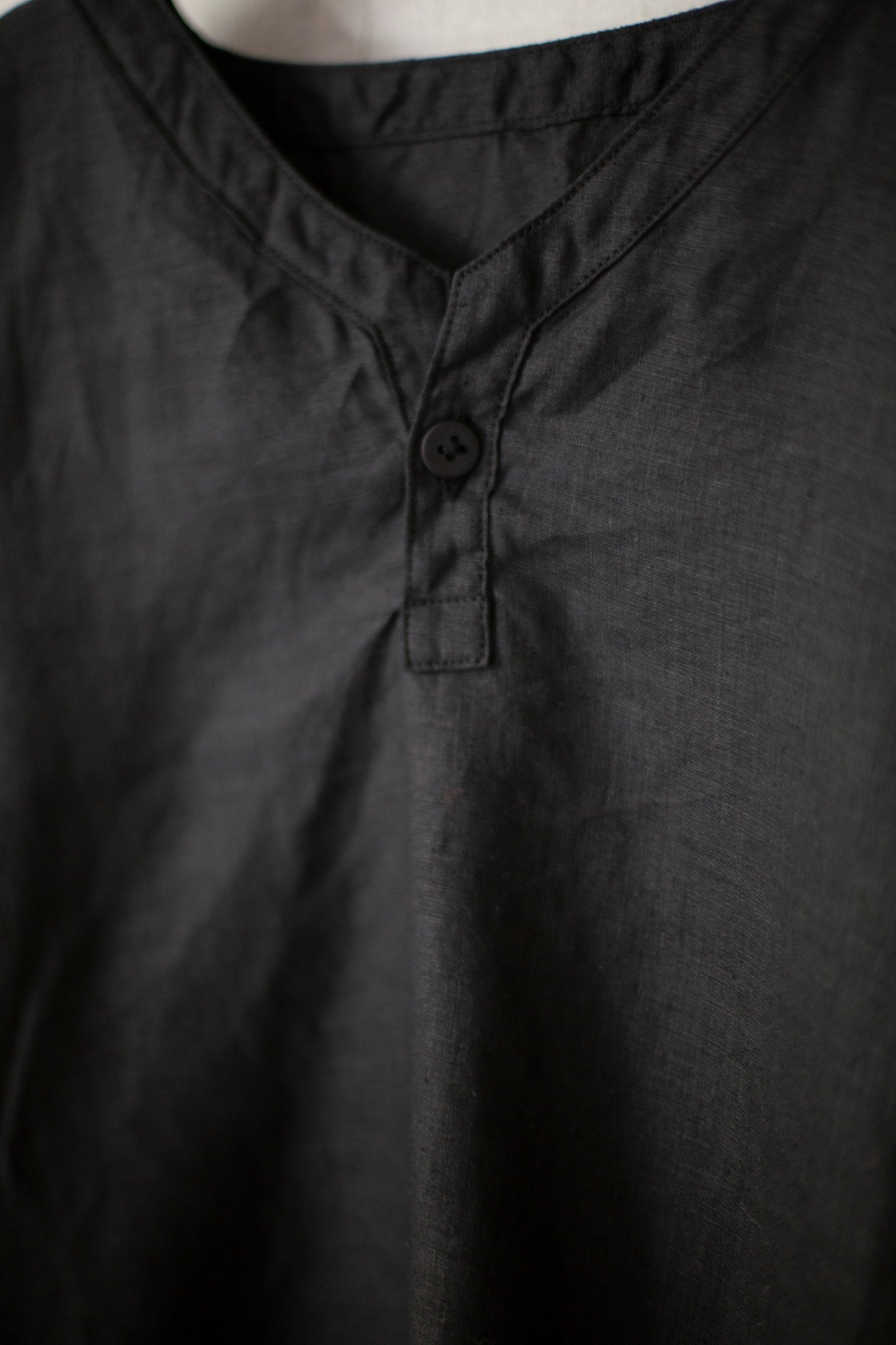 Short Sleeve Pullover Henley Shirt In Black Hemp
