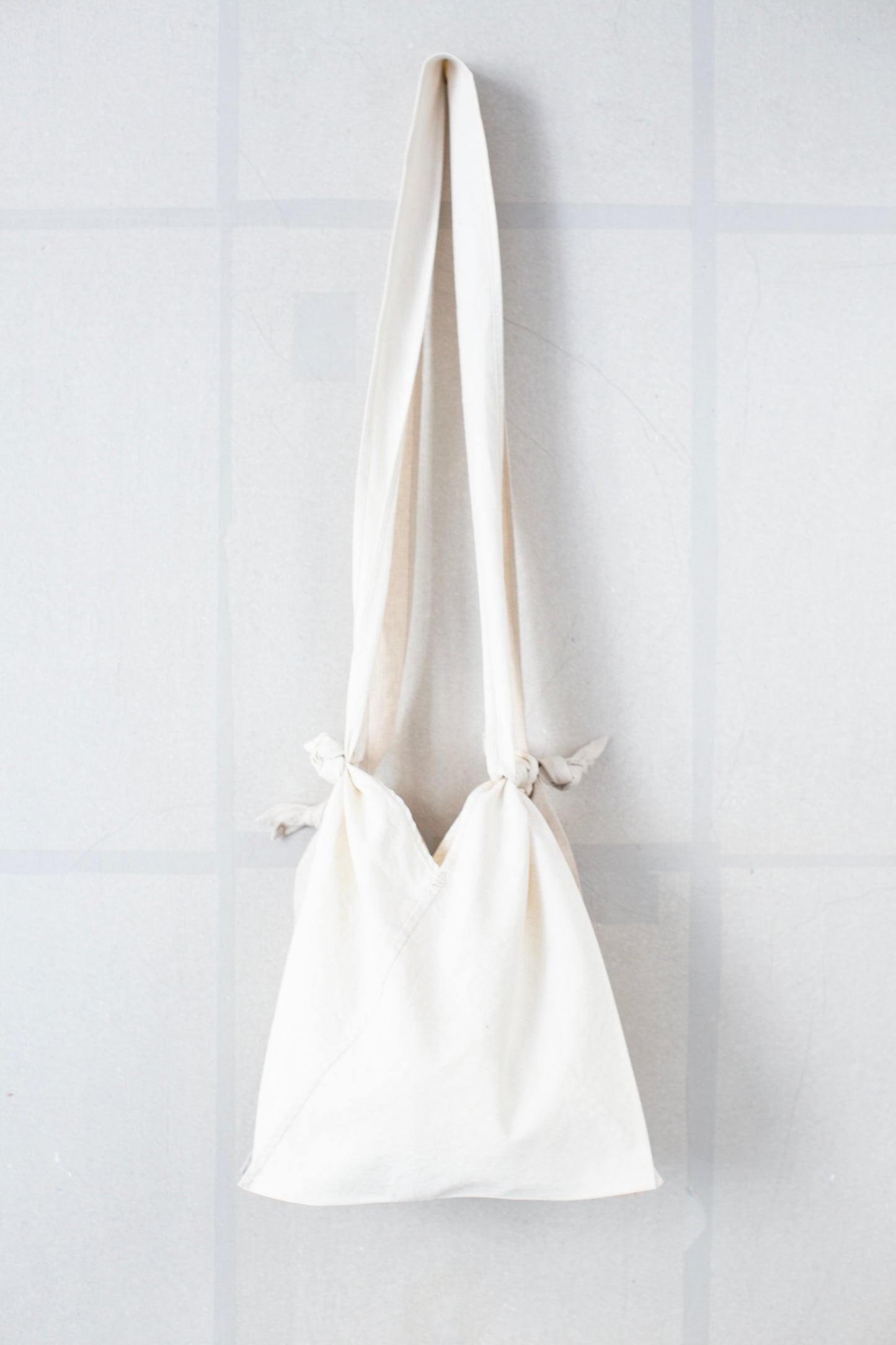 Azuma bag in white & greige hemp cotton weather