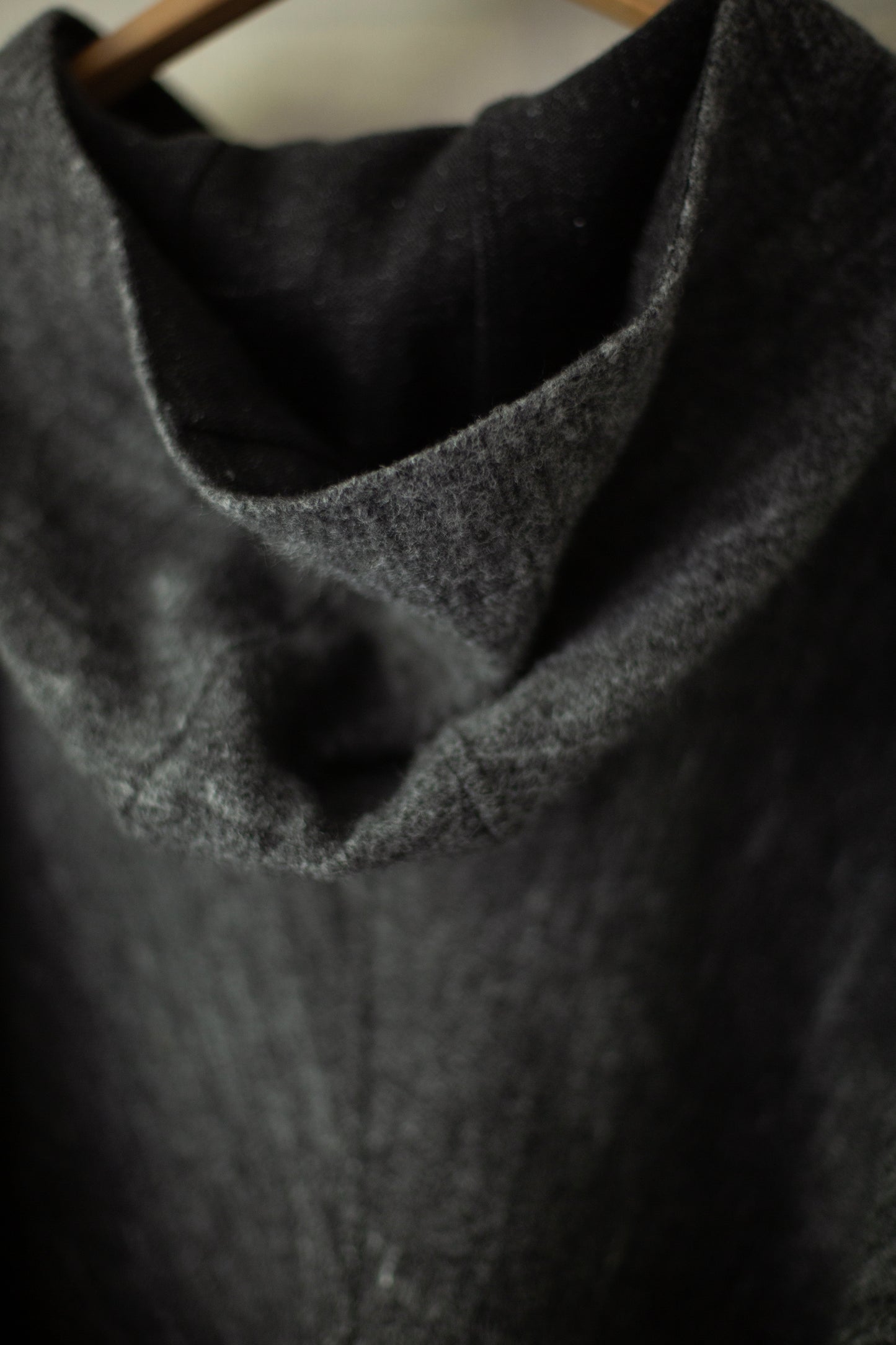 Hooded short coat in dark heather hemp wool and flax