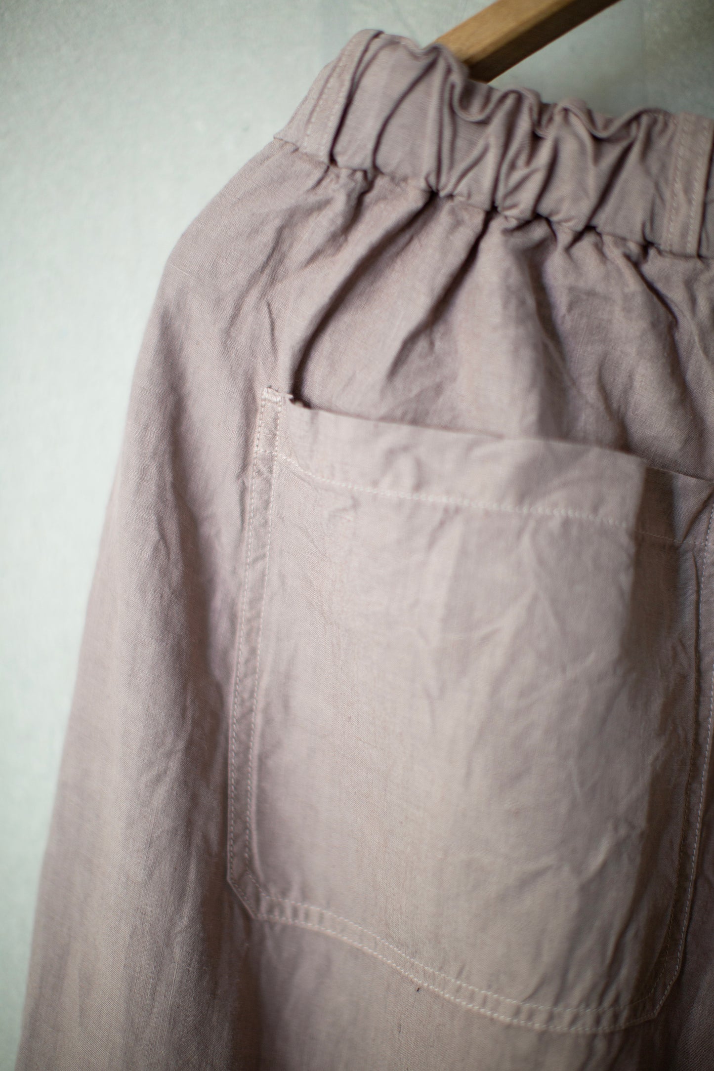 comfortable cropped pants in dark horse chestnut hemp