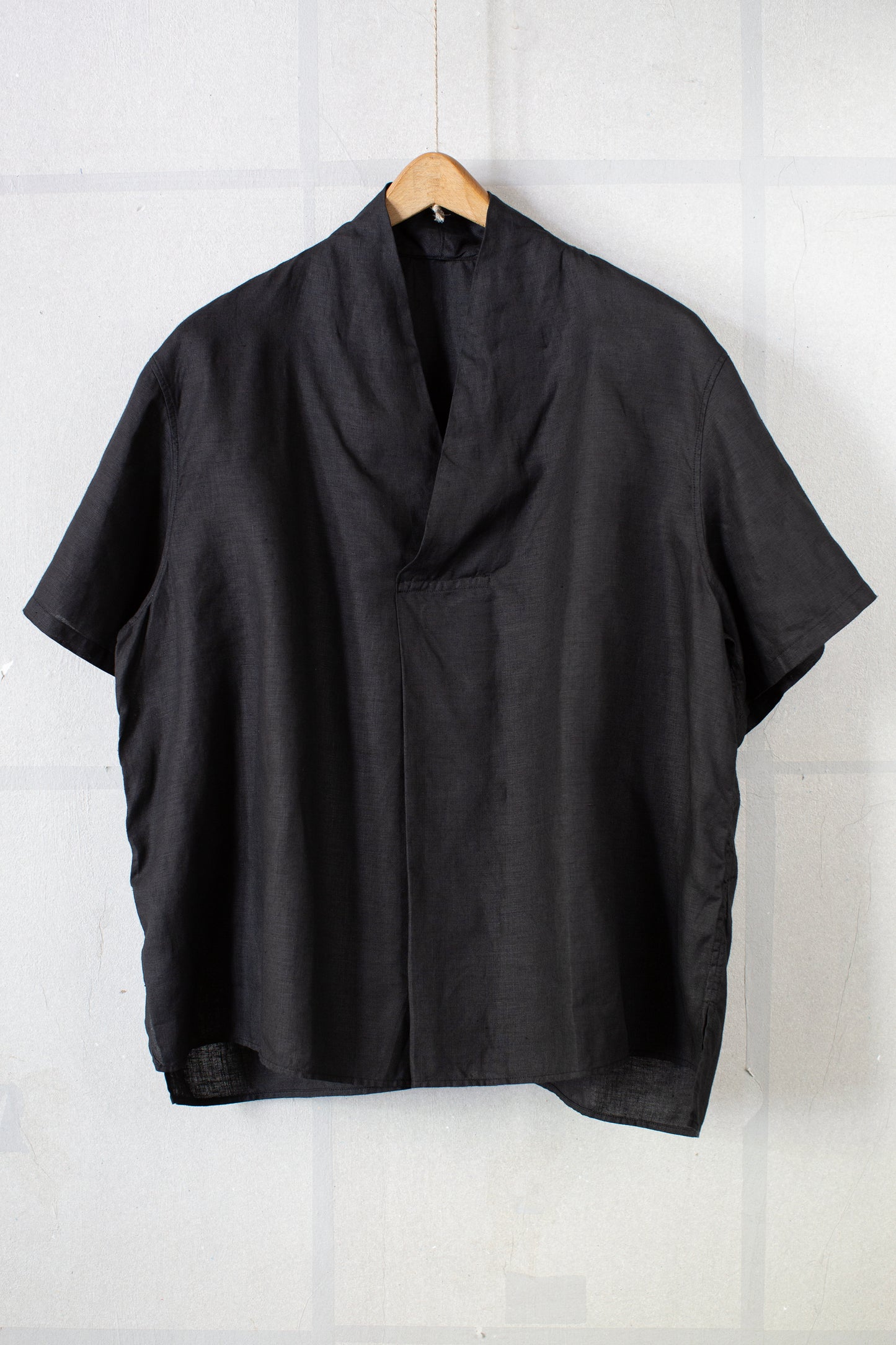 Short Sleeve V-Neck Pullover In Black hemp