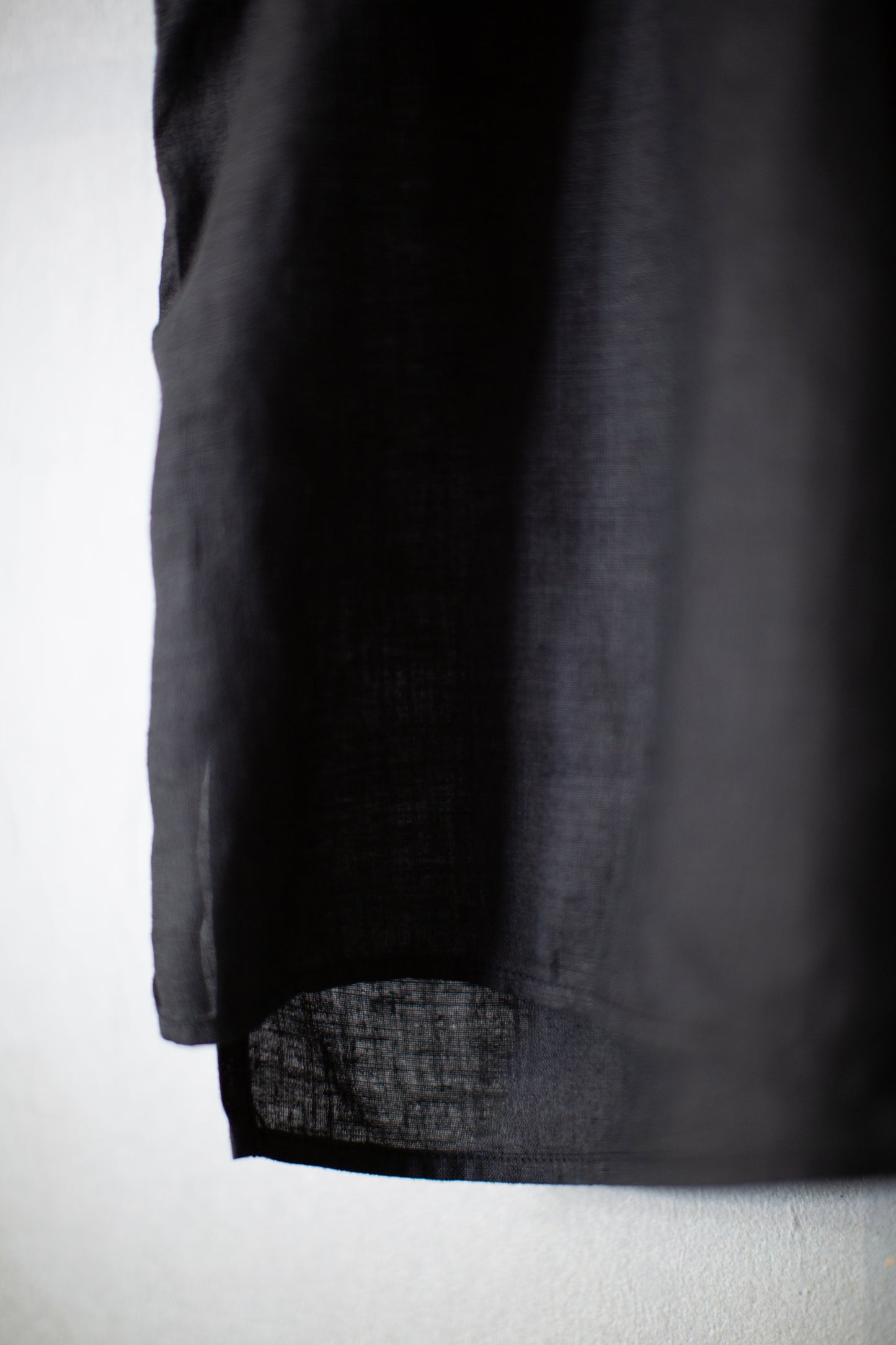 Short Sleeve V-Neck Pullover In Black hemp