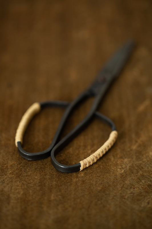 Takejisaku black scissors with rattan