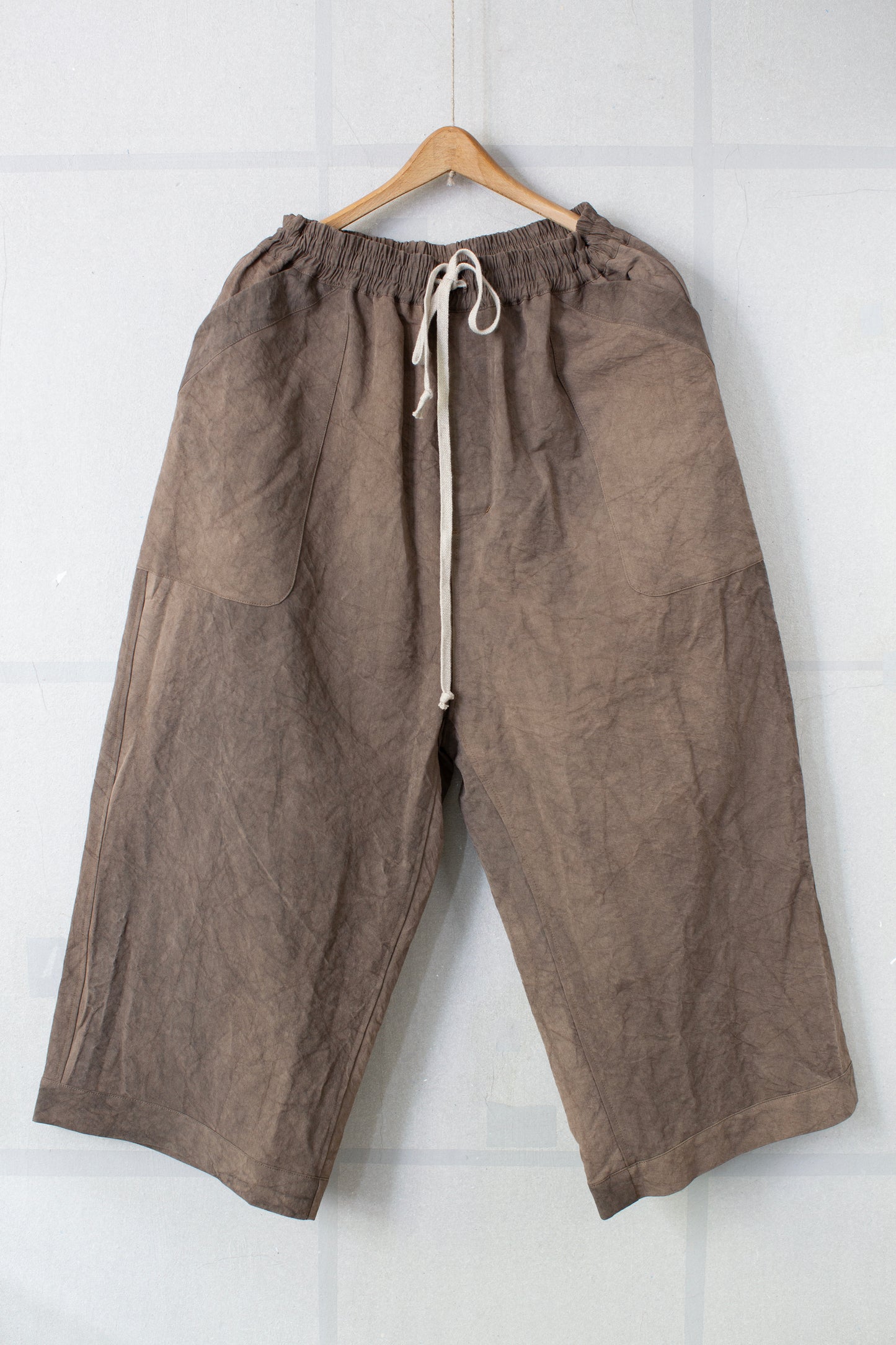 mud cotton paper twill cropped trousers