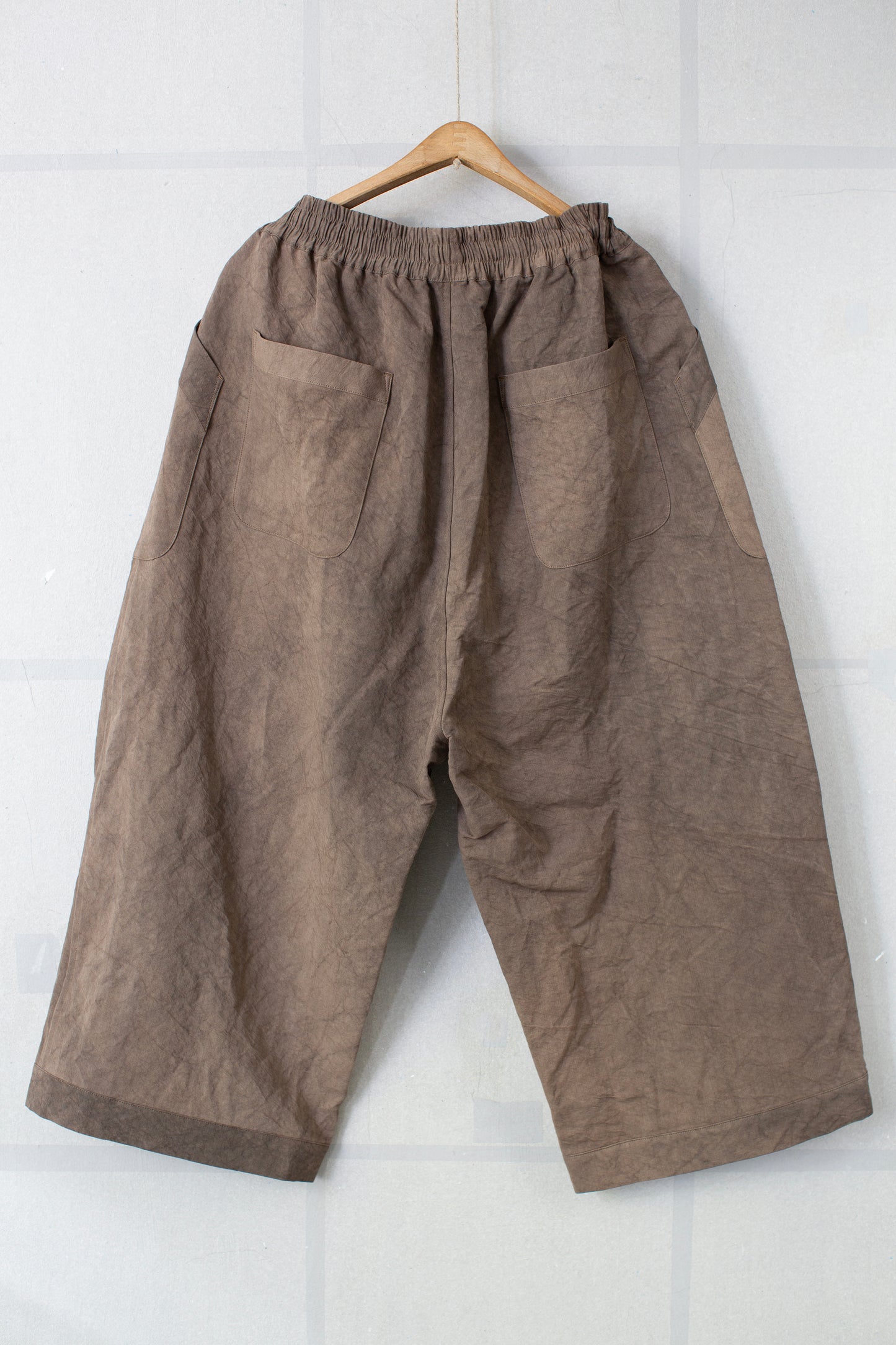 mud cotton paper twill cropped trousers
