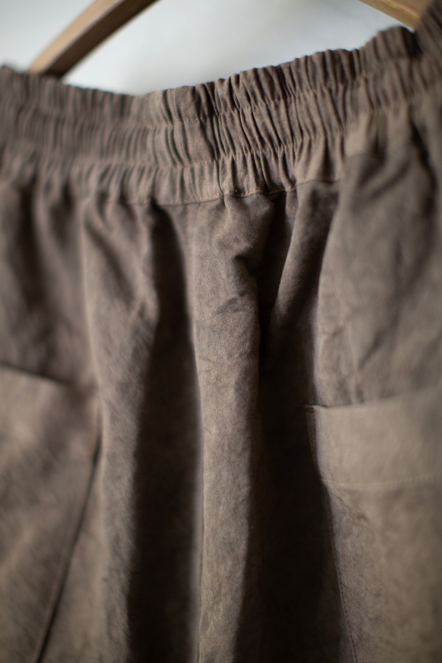 mud cotton paper twill cropped trousers