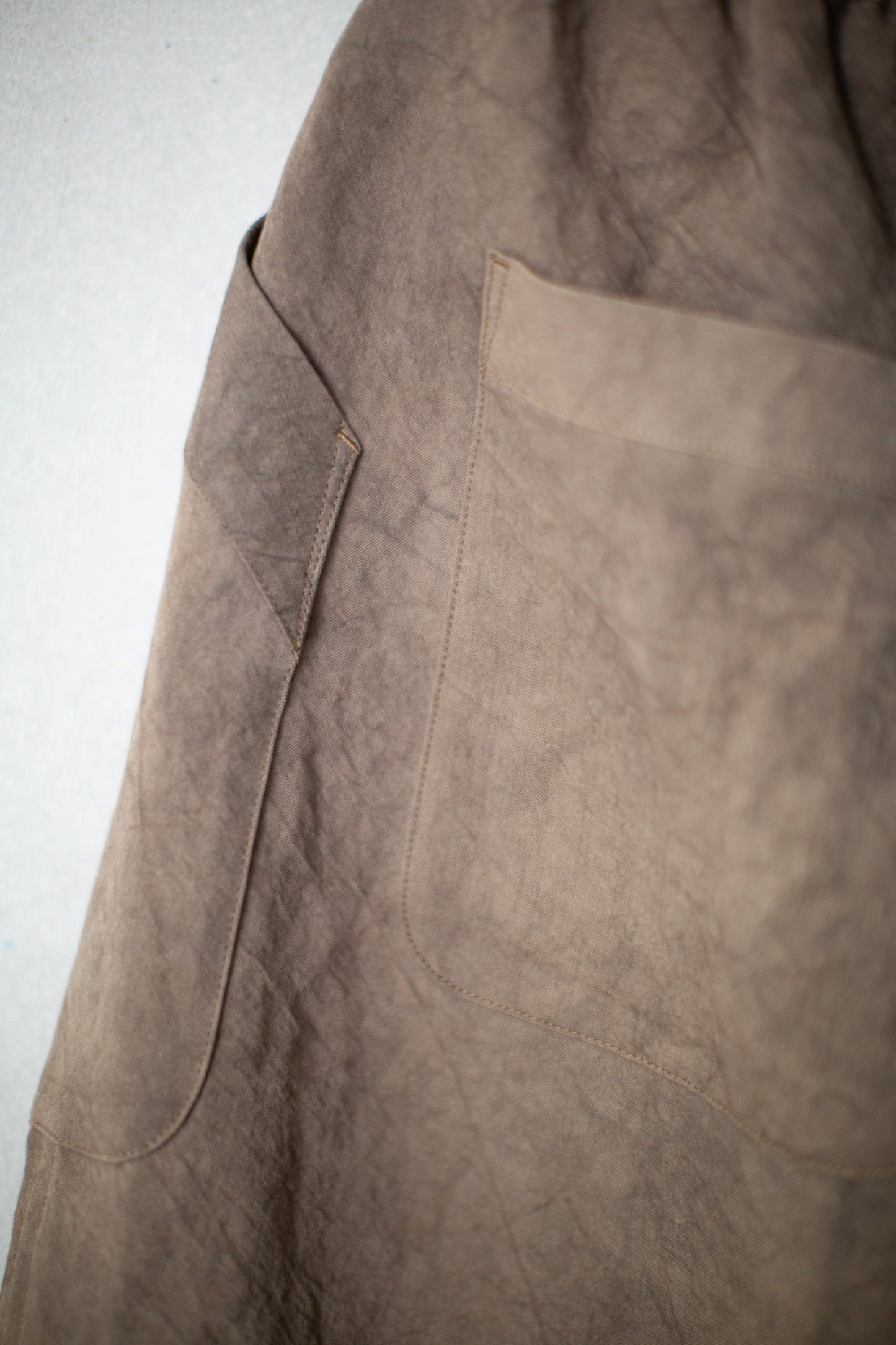 mud cotton paper twill cropped trousers