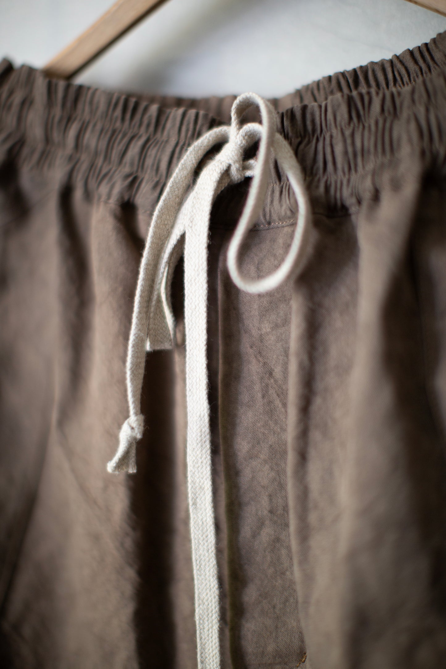 mud cotton paper twill cropped trousers
