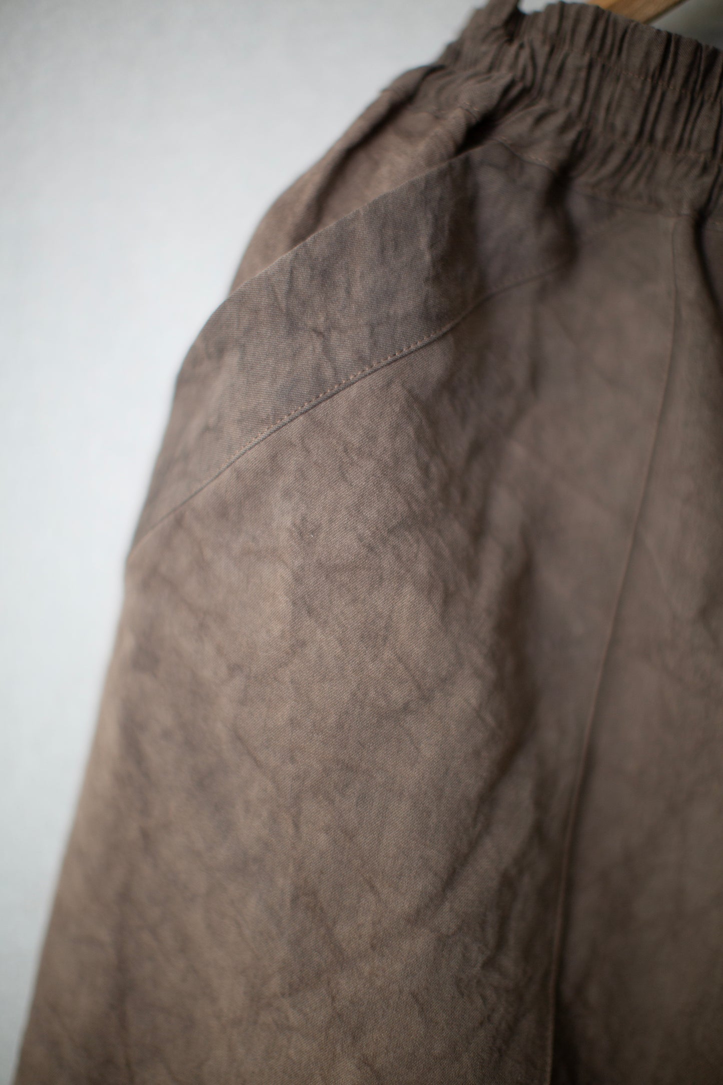 mud cotton paper twill cropped trousers