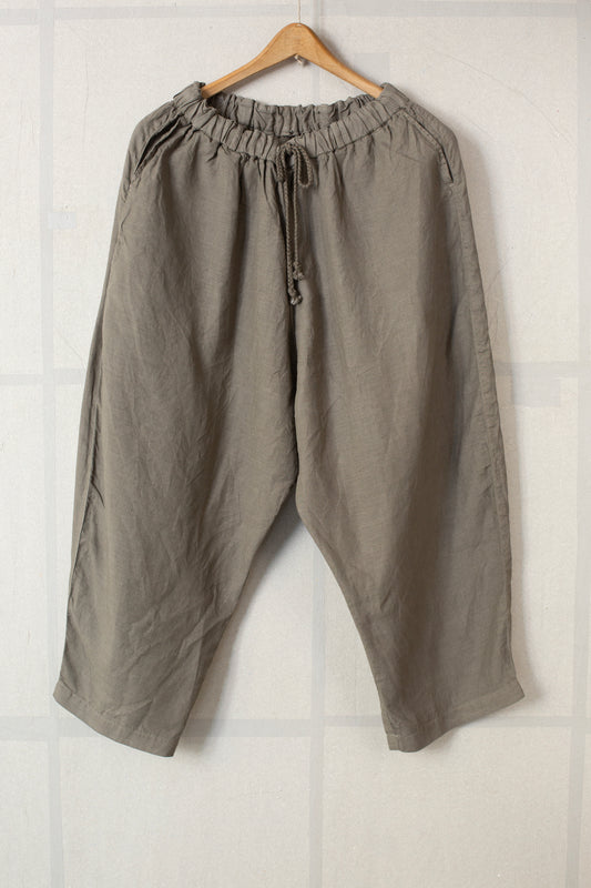 Loose easy tapered pants in dark mugwort hemp