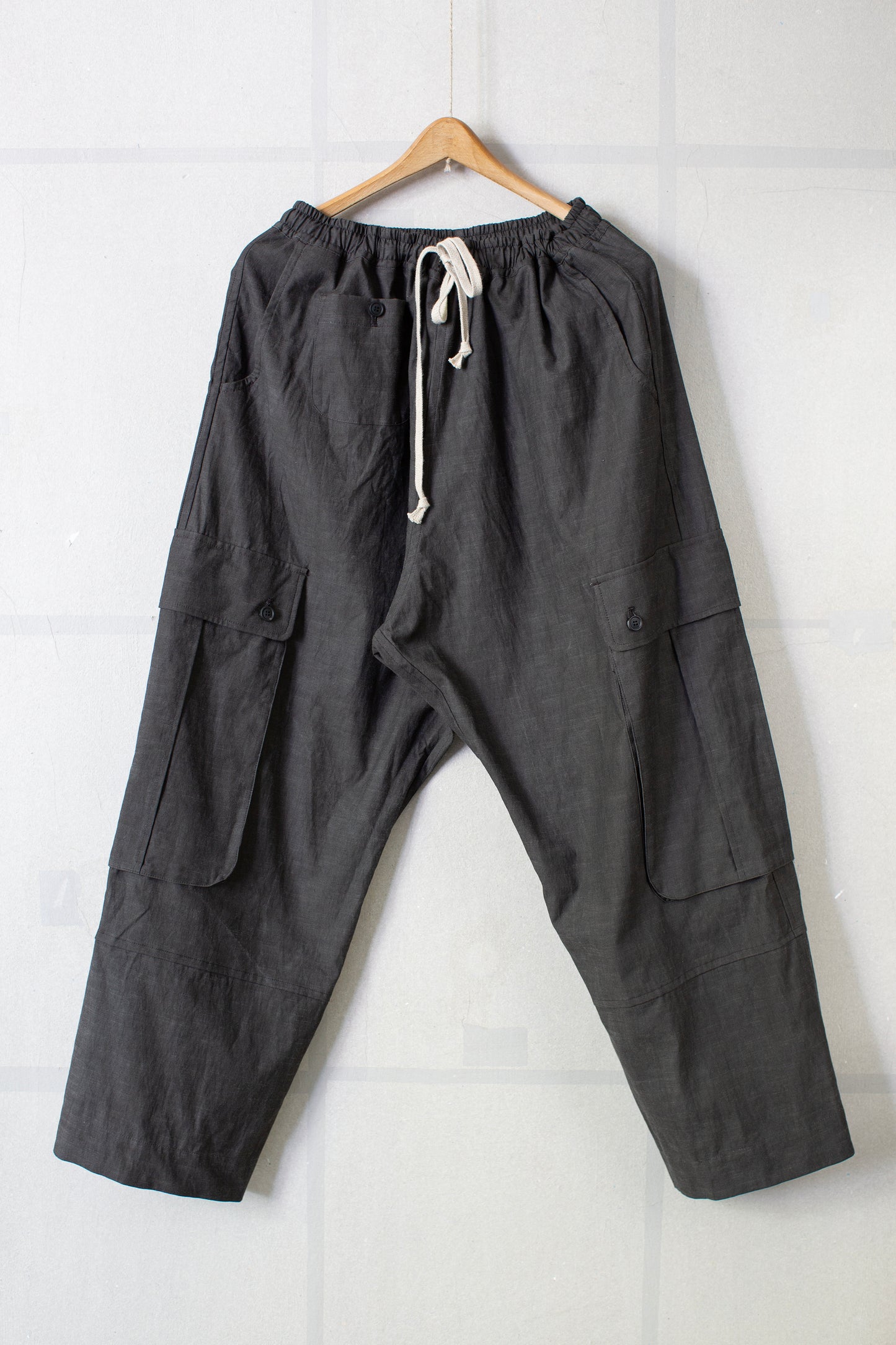 dark sumi slub cloth cargo trousers