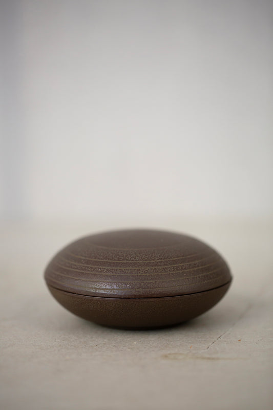 Round trinket box 'Sujime' In Sand Casted Iron