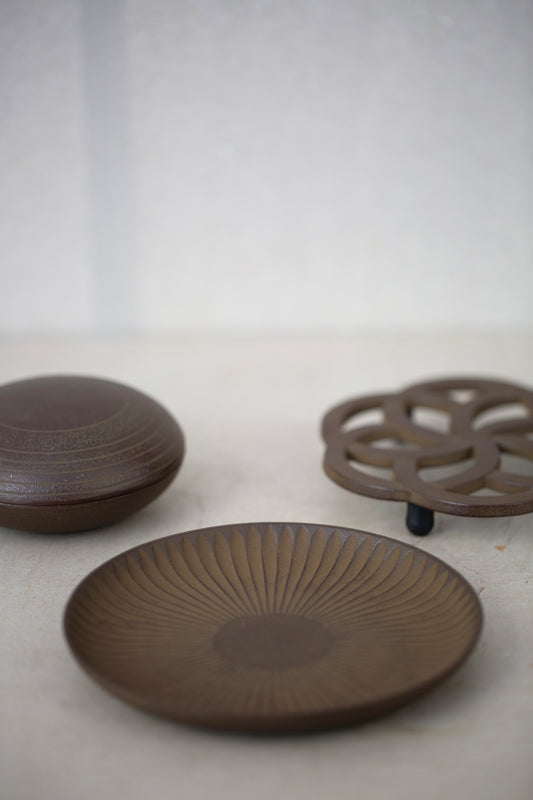 Round Plate 'Chrysanthemum' In Sand Casted Iron