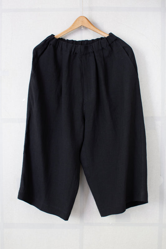 Black loose linen shorts
