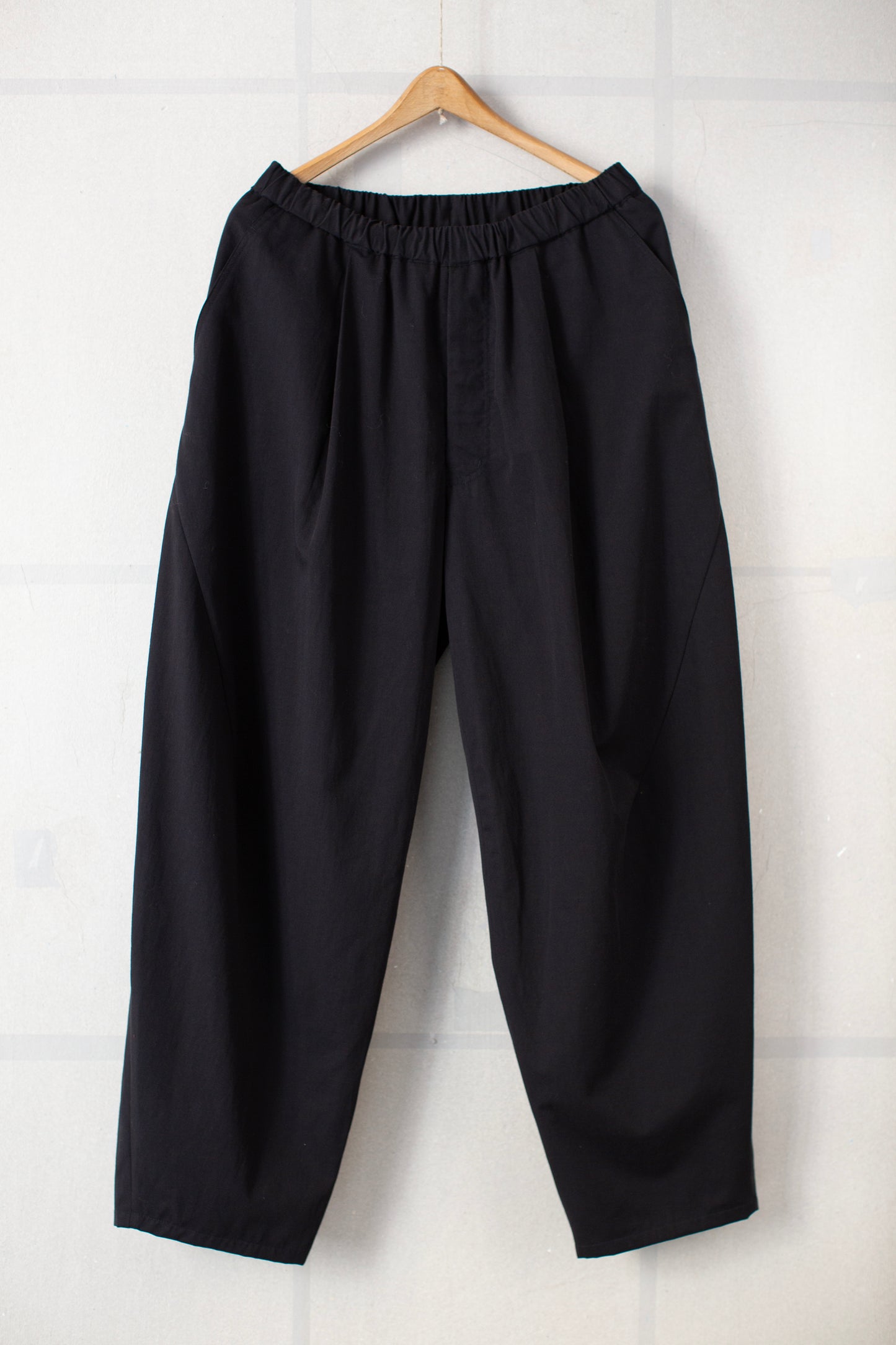 Black wide balloon two layers trousers