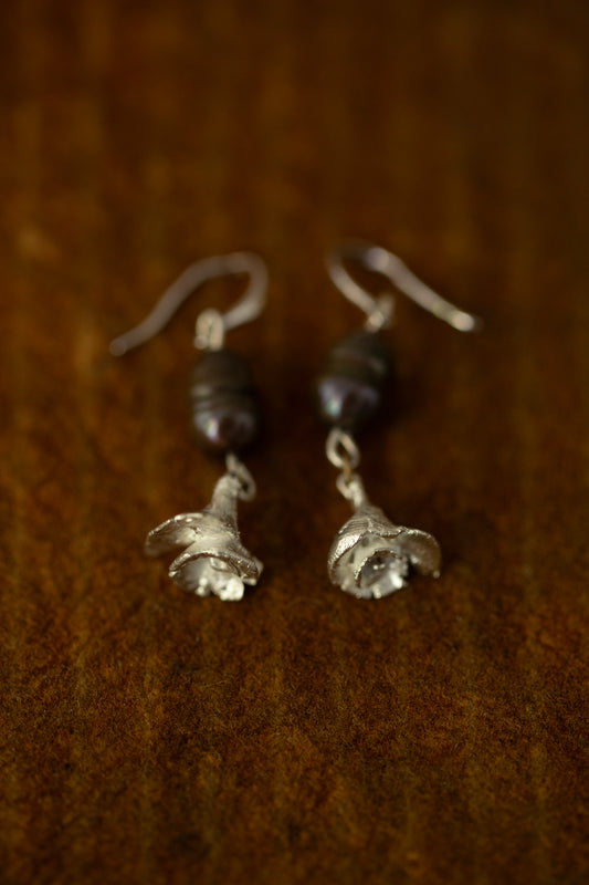 earrings with black pearl and silver rose