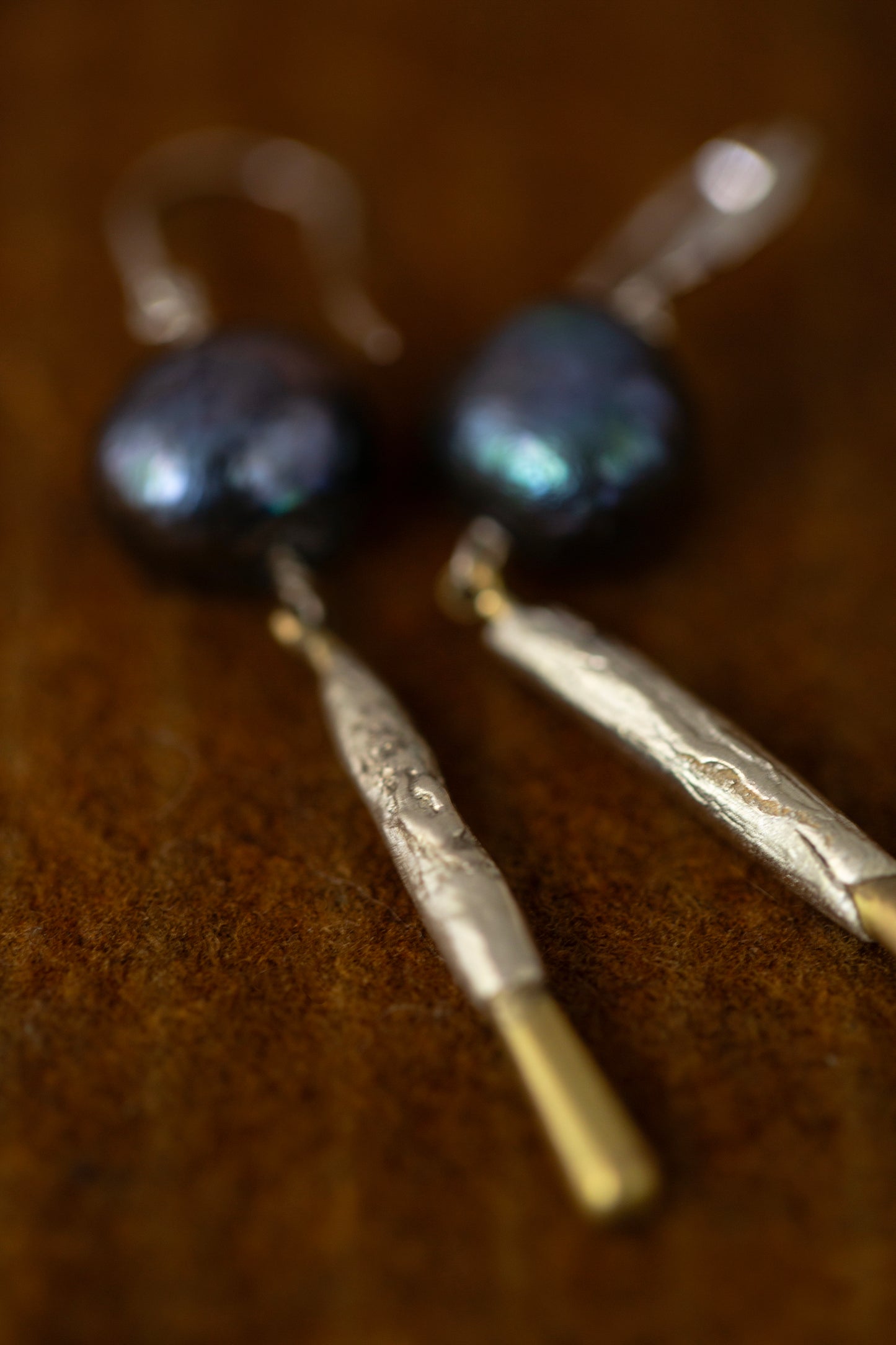 earrings with black pearl and bronze/silver pendant