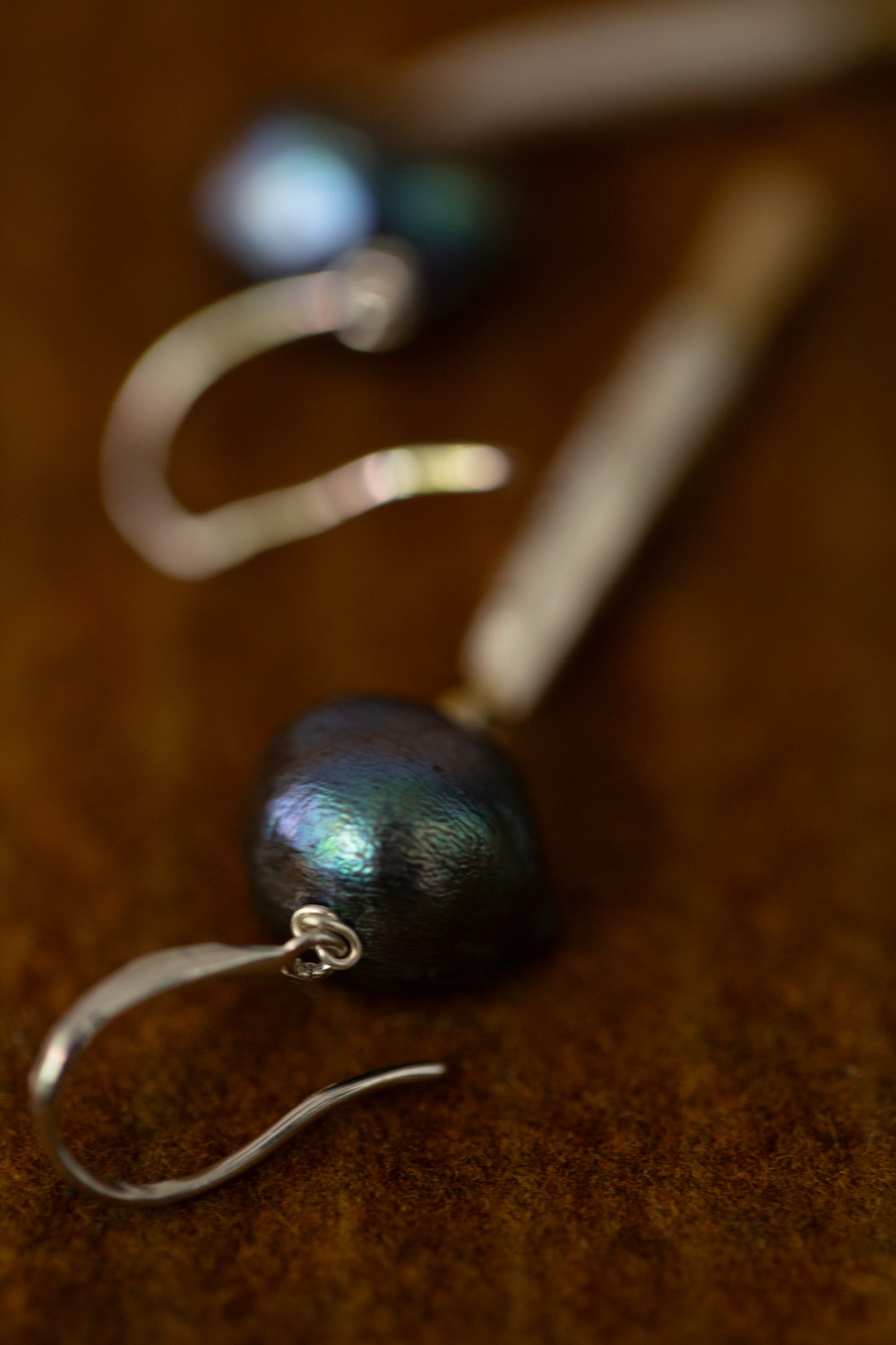 earrings with black pearl and bronze/silver pendant