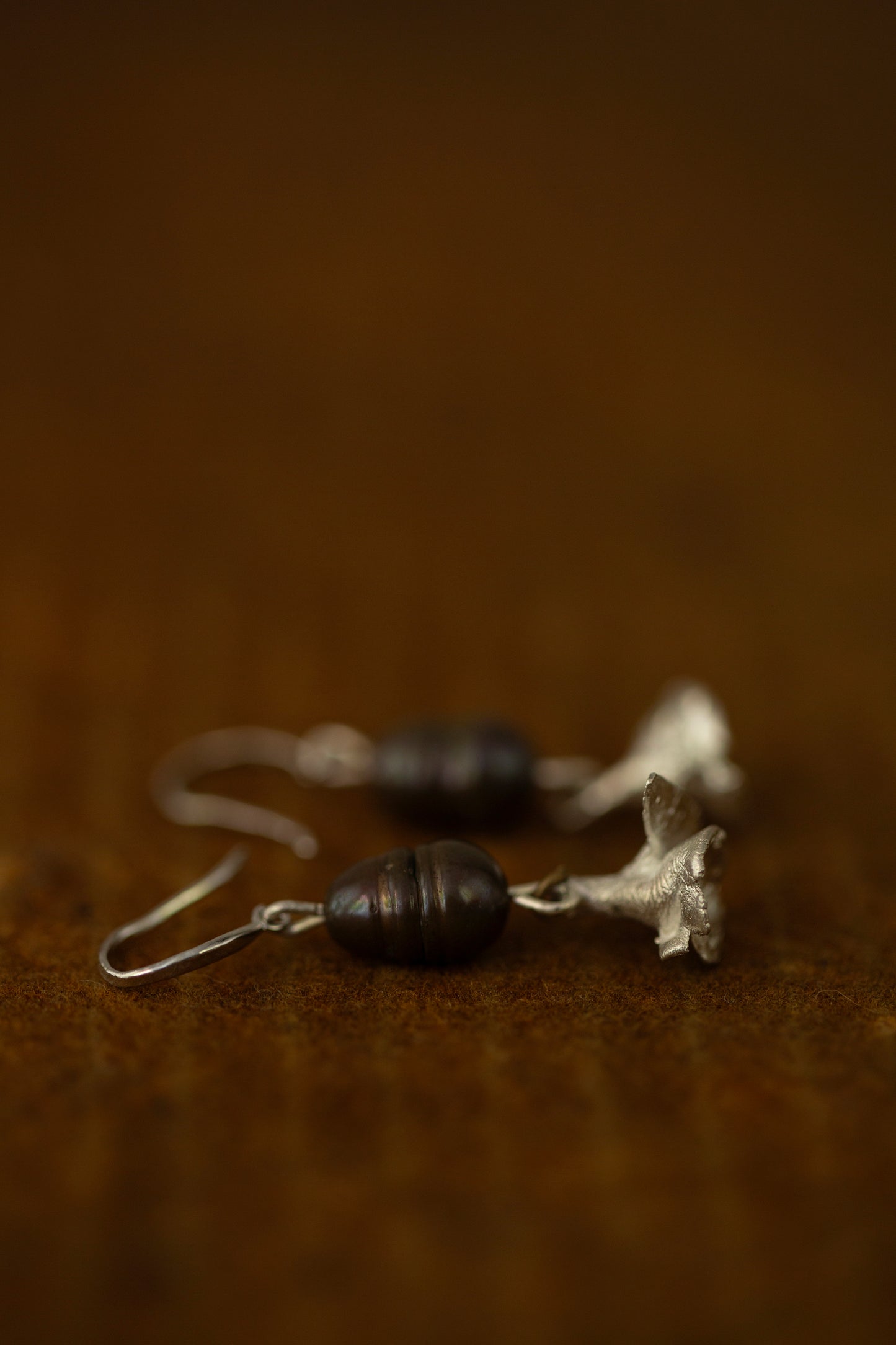 earrings with black pearl and silver rose