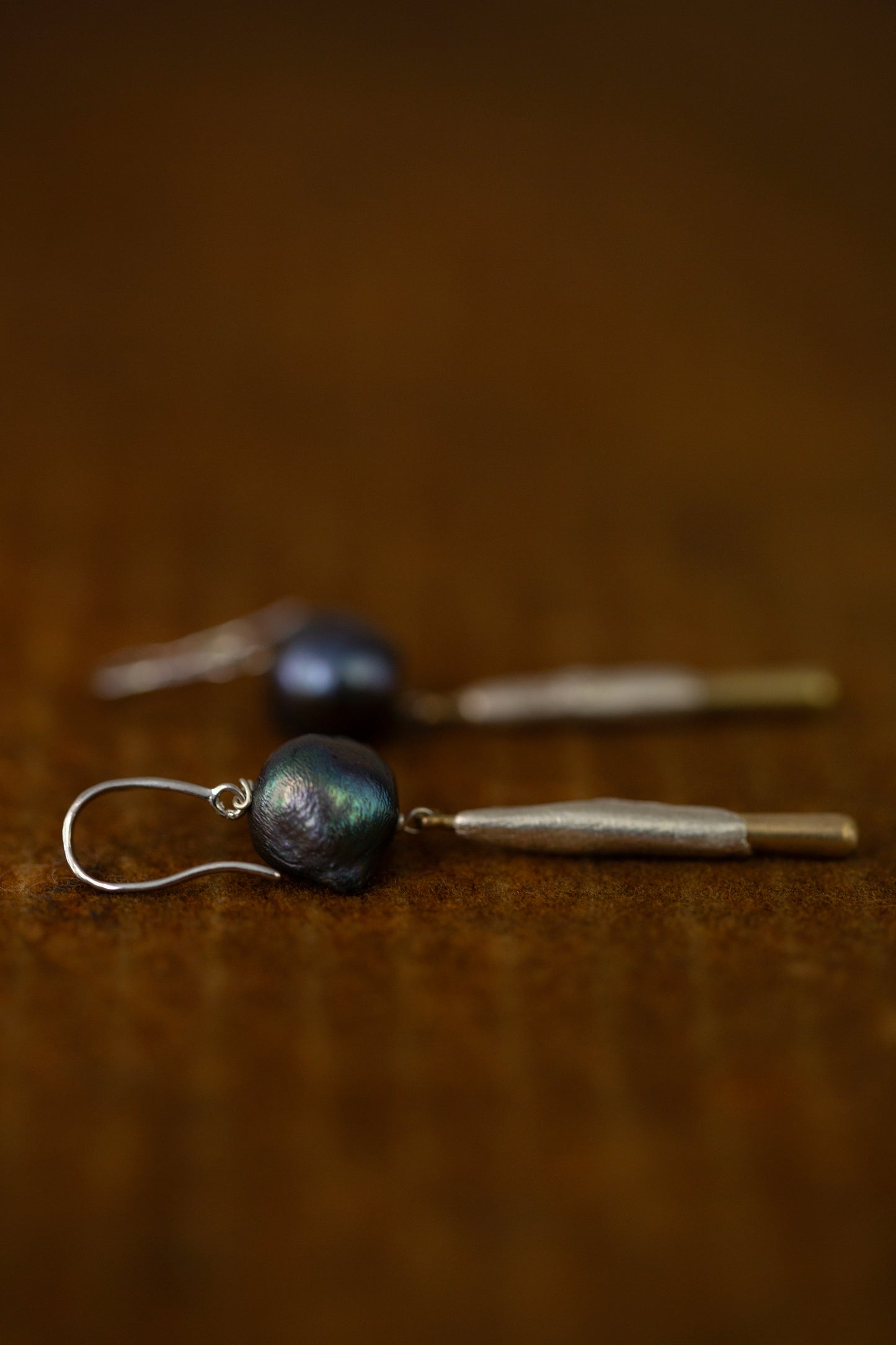 earrings with black pearl and bronze/silver pendant