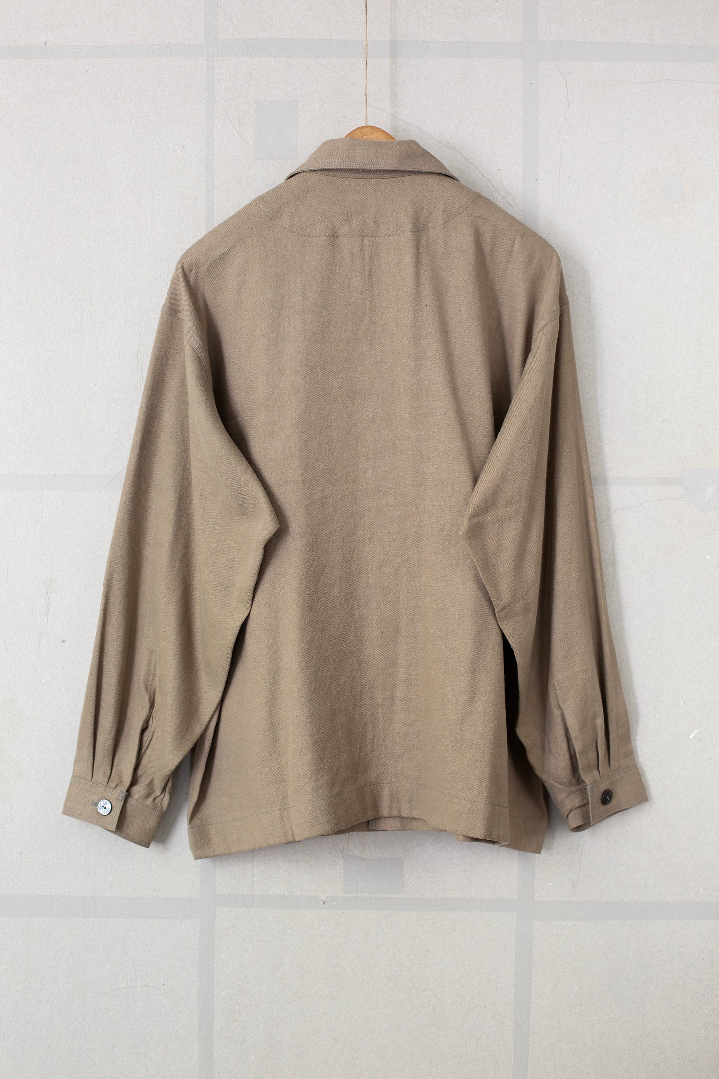 "Toolbox" shirt jacket in taupe twill silk-linen