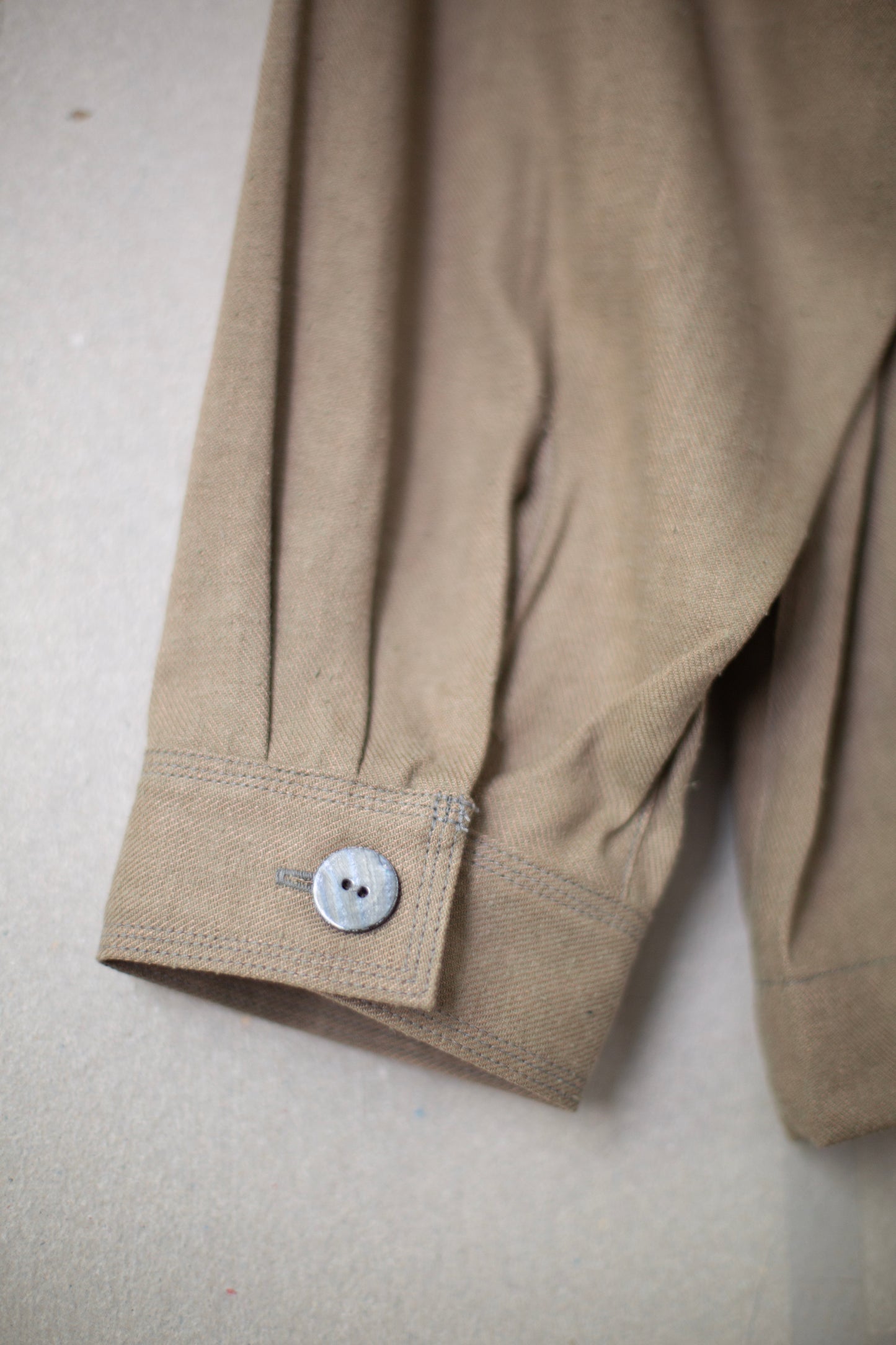 "Toolbox" shirt jacket in taupe twill silk-linen