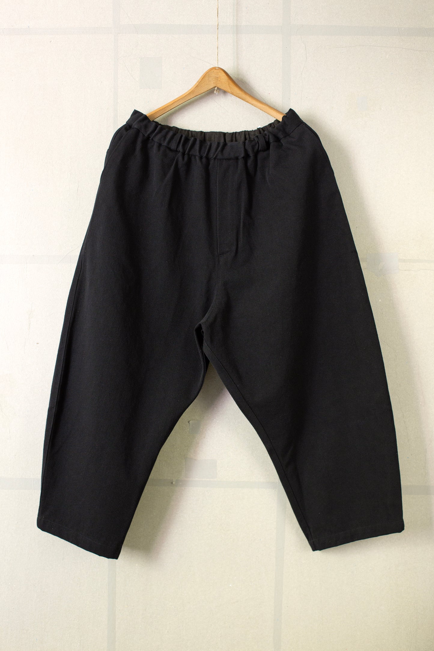 tapered pants in black wool-cotton twill