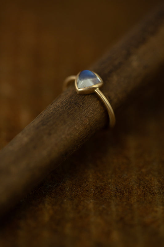 rainbow moonstone ring (1.5mm)