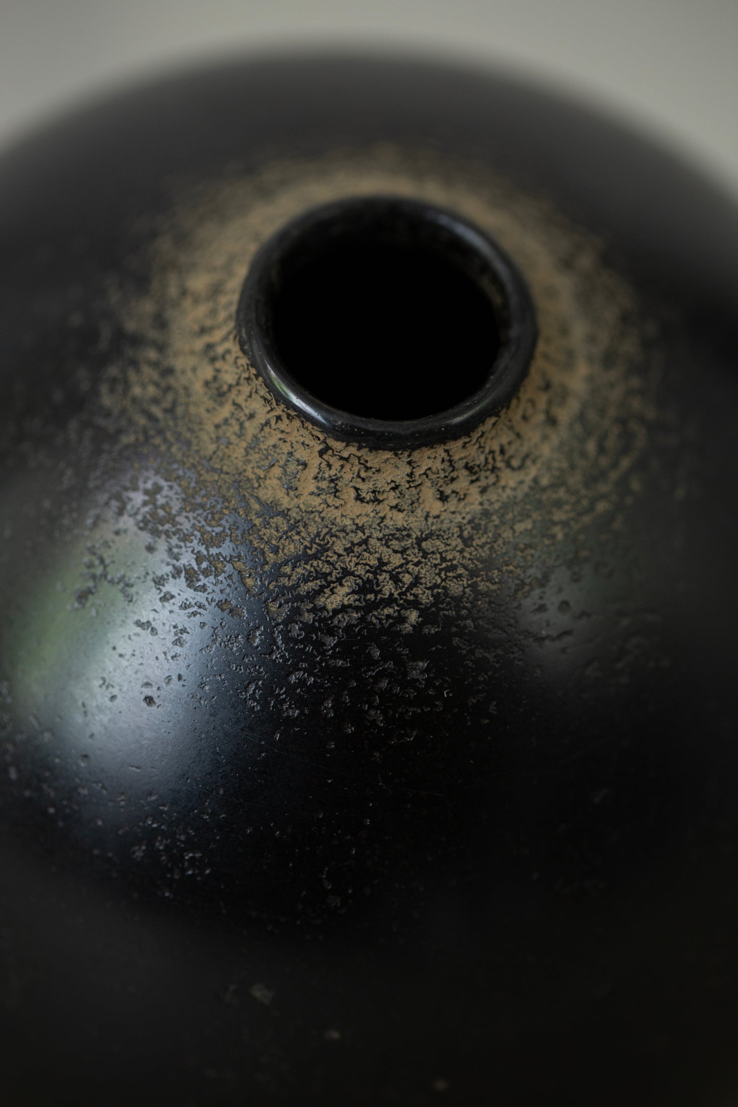 Ceramic vase by Kenta Anzai