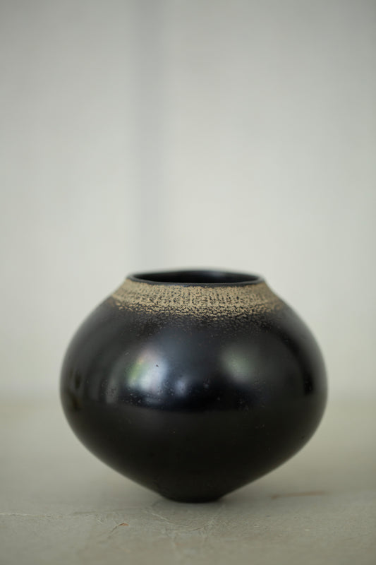 Ceramic vase by Kenta Anzai