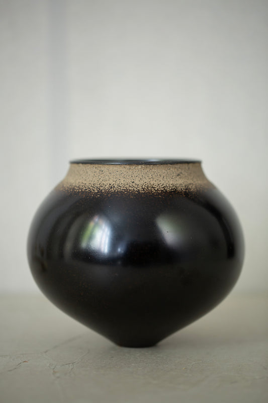 Ceramic vase by Kenta Anzai