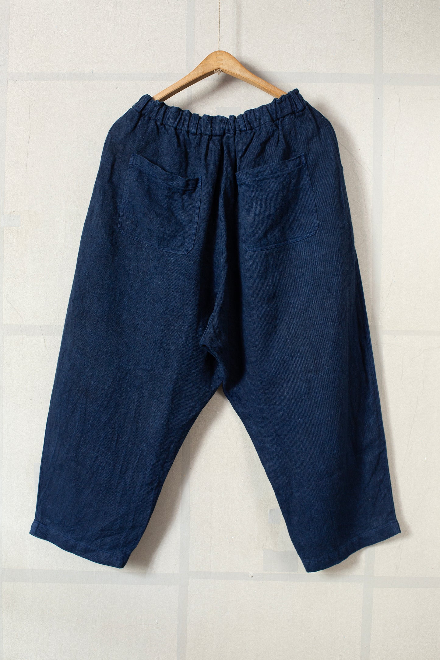 comfortable cropped pants in dark indigo twill-woven hemp