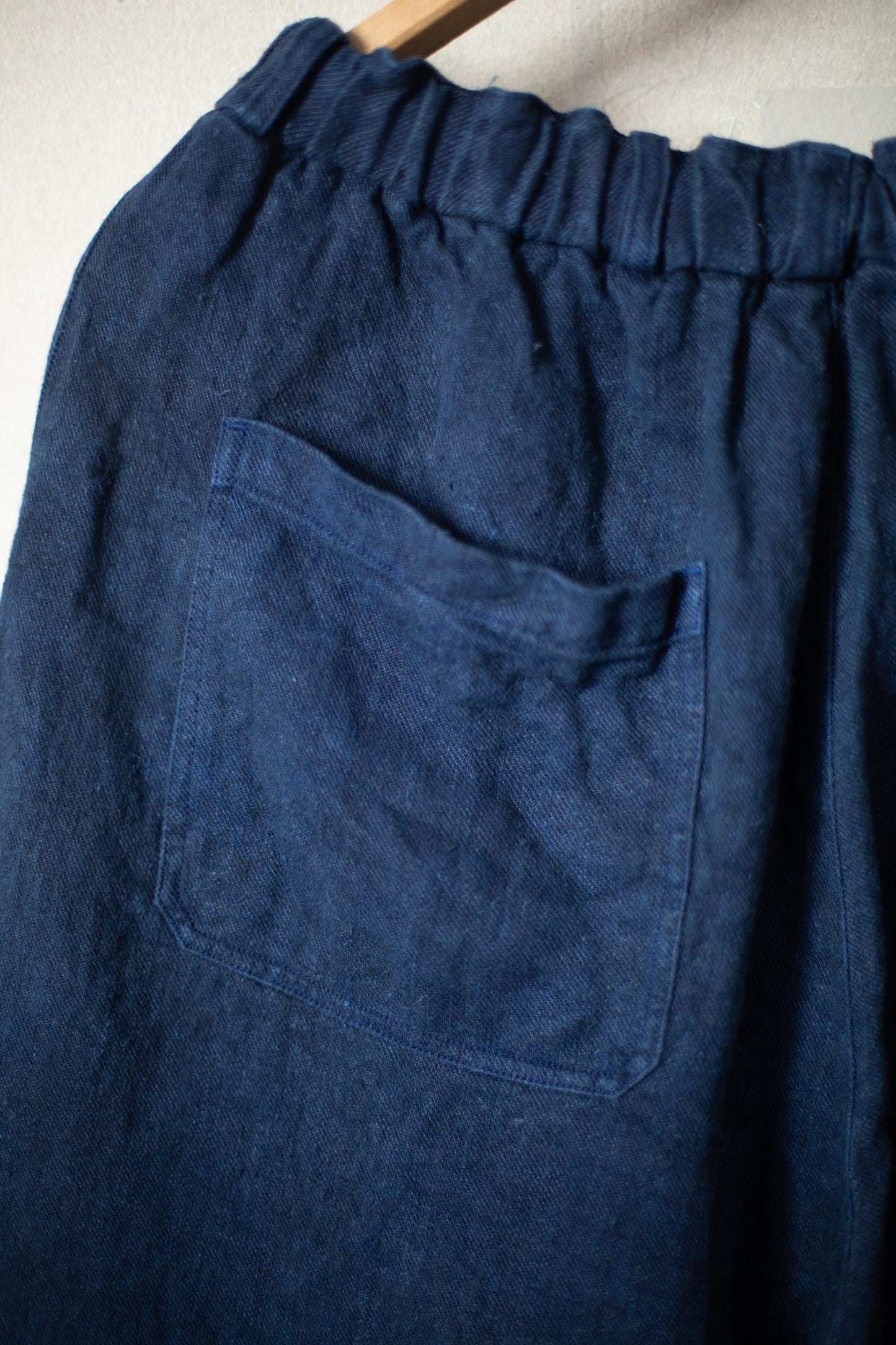 comfortable cropped pants in dark indigo twill-woven hemp