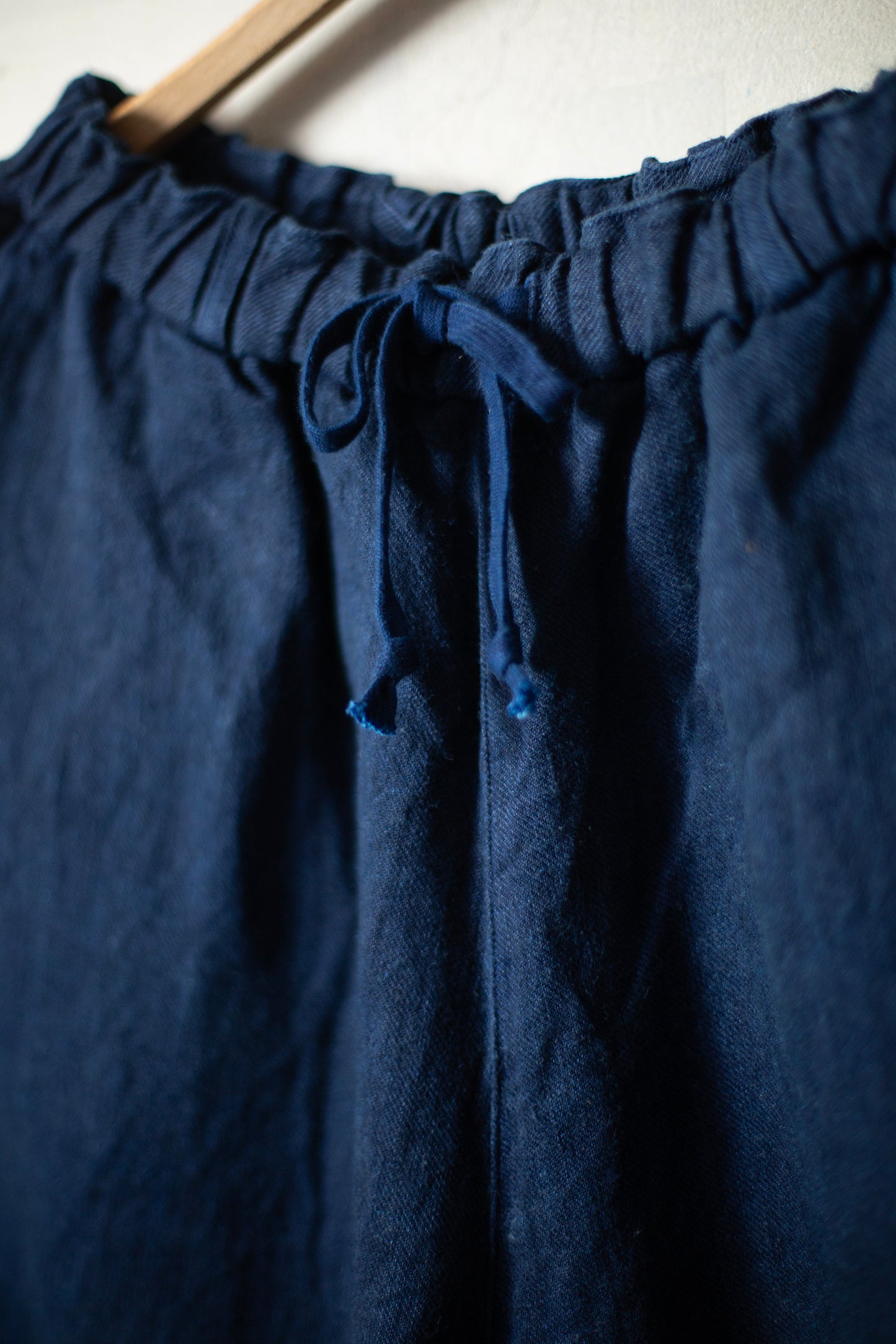 comfortable cropped pants in dark indigo twill-woven hemp