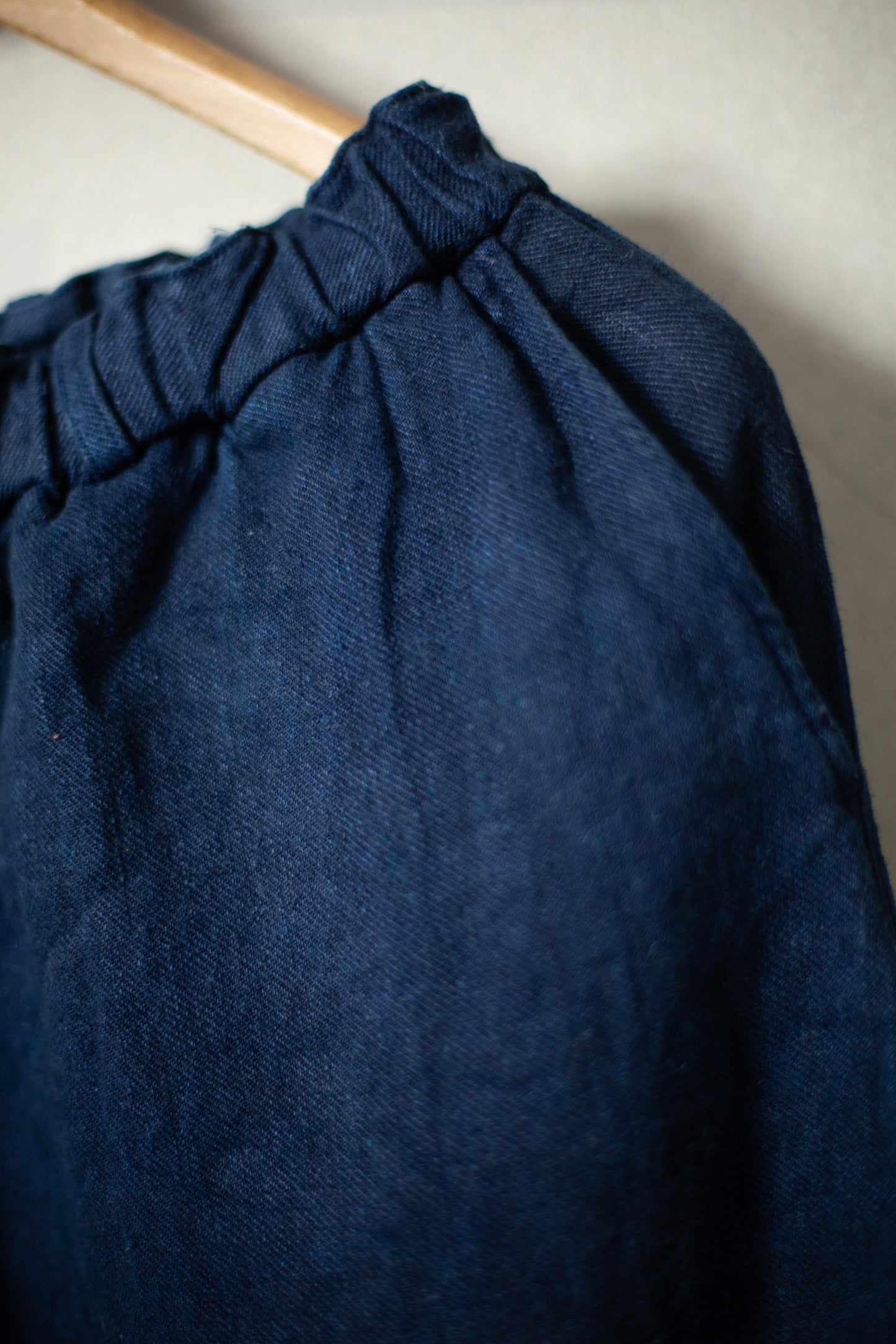 comfortable cropped pants in dark indigo twill-woven hemp
