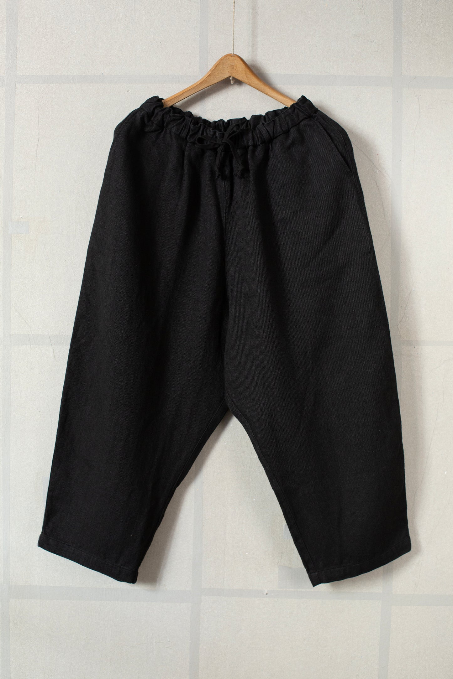 comfortable cropped pants in black twill-woven hemp
