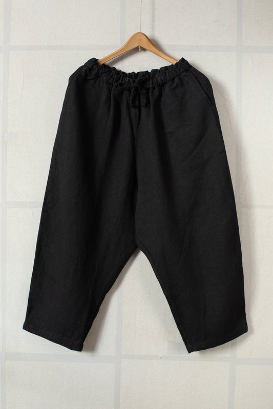 comfortable cropped pants in black twill-woven hemp