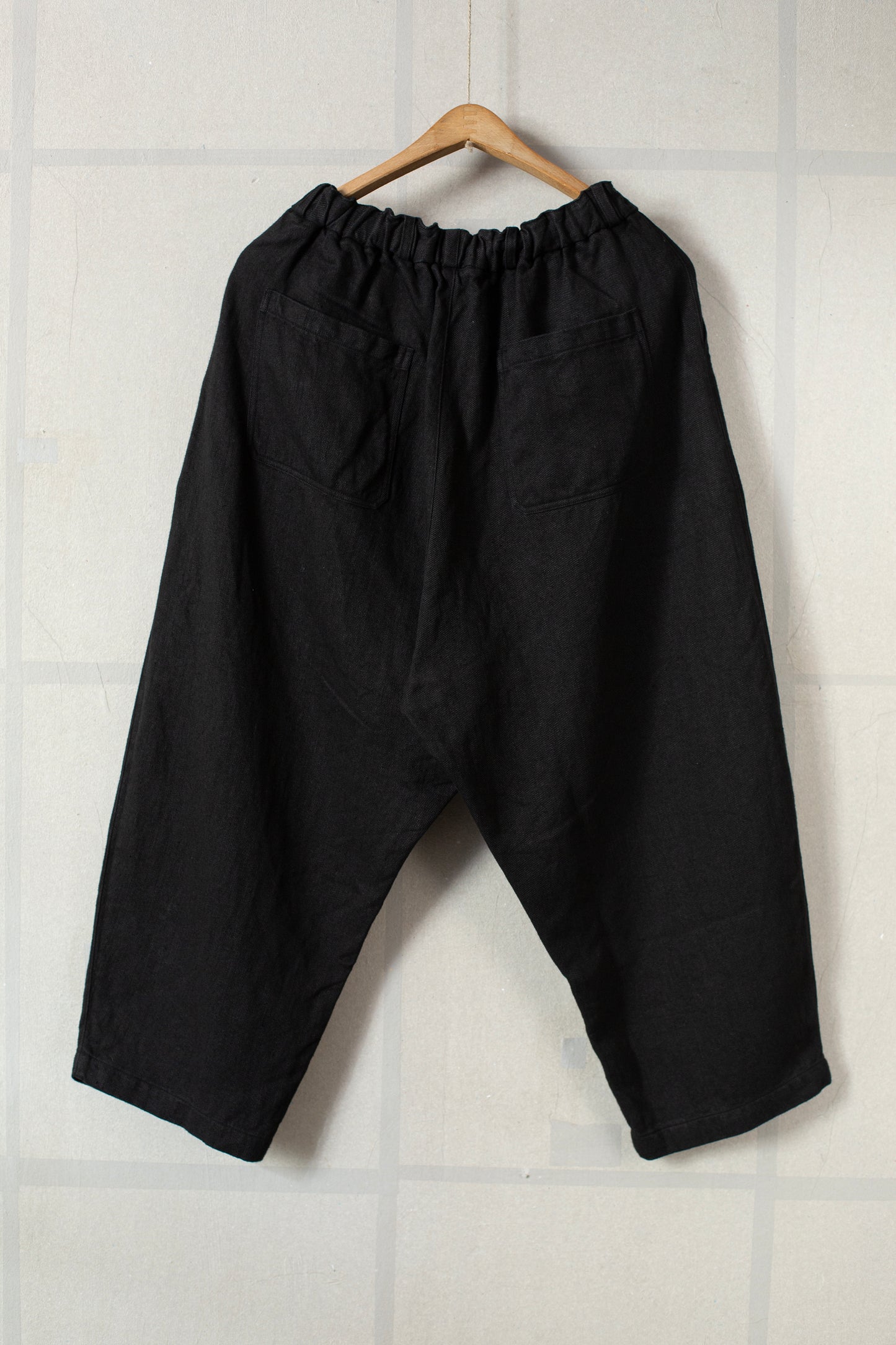 comfortable cropped pants in black twill-woven hemp