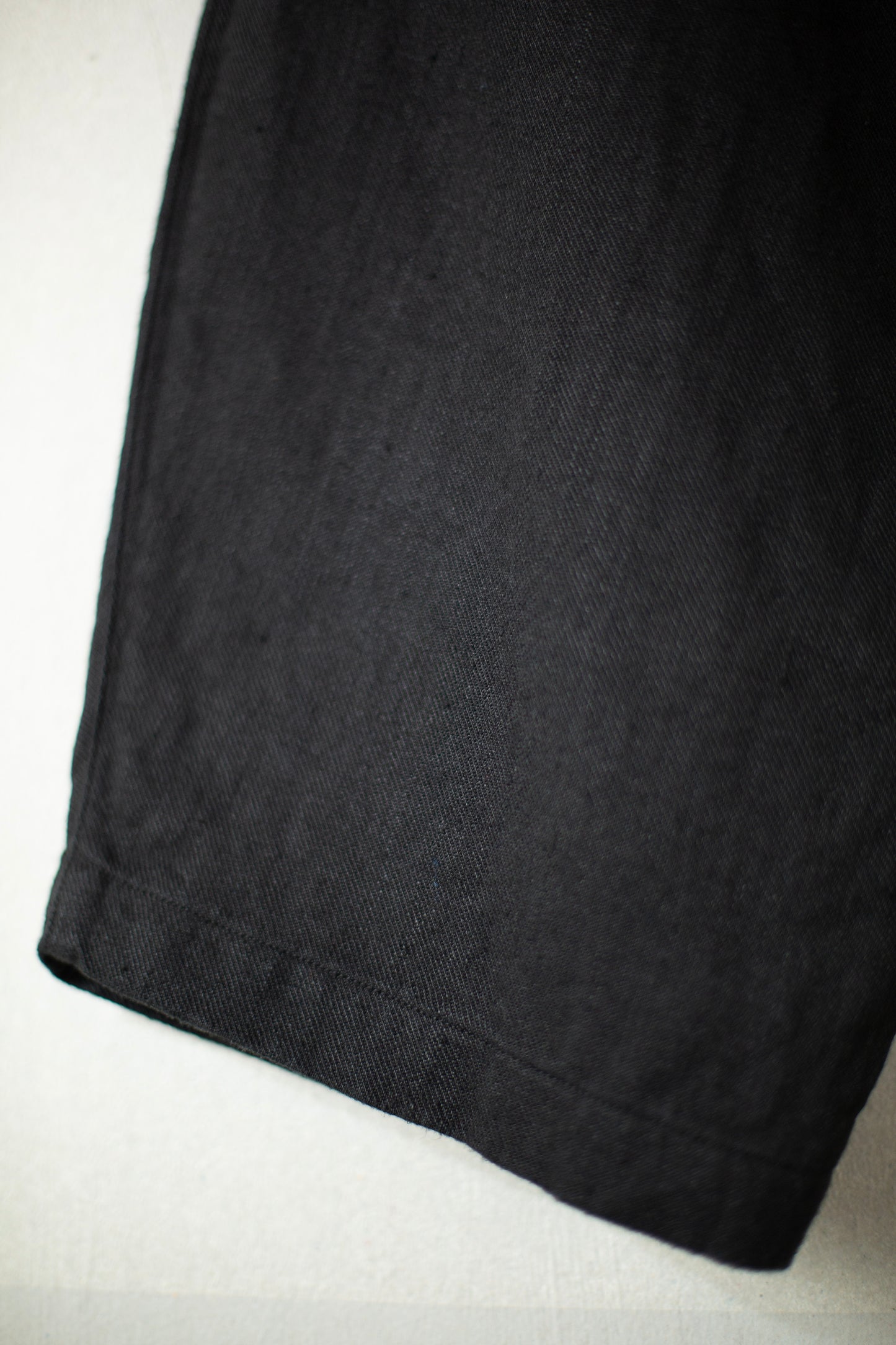 comfortable cropped pants in black twill-woven hemp