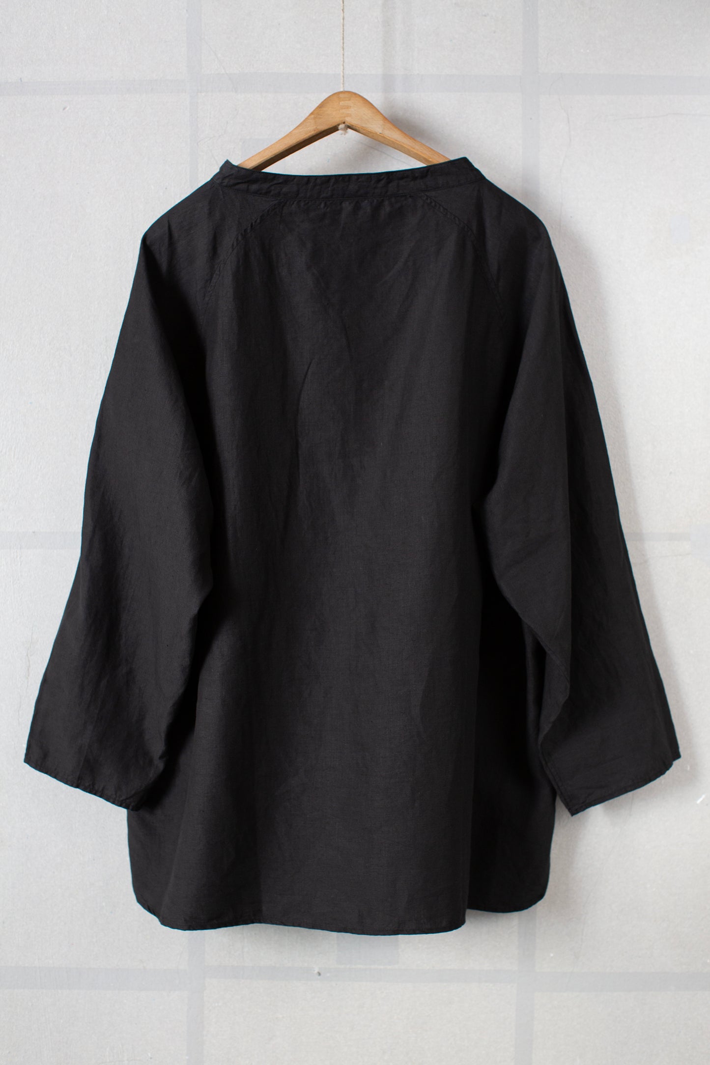 longsleeve pullover in black high density hemp