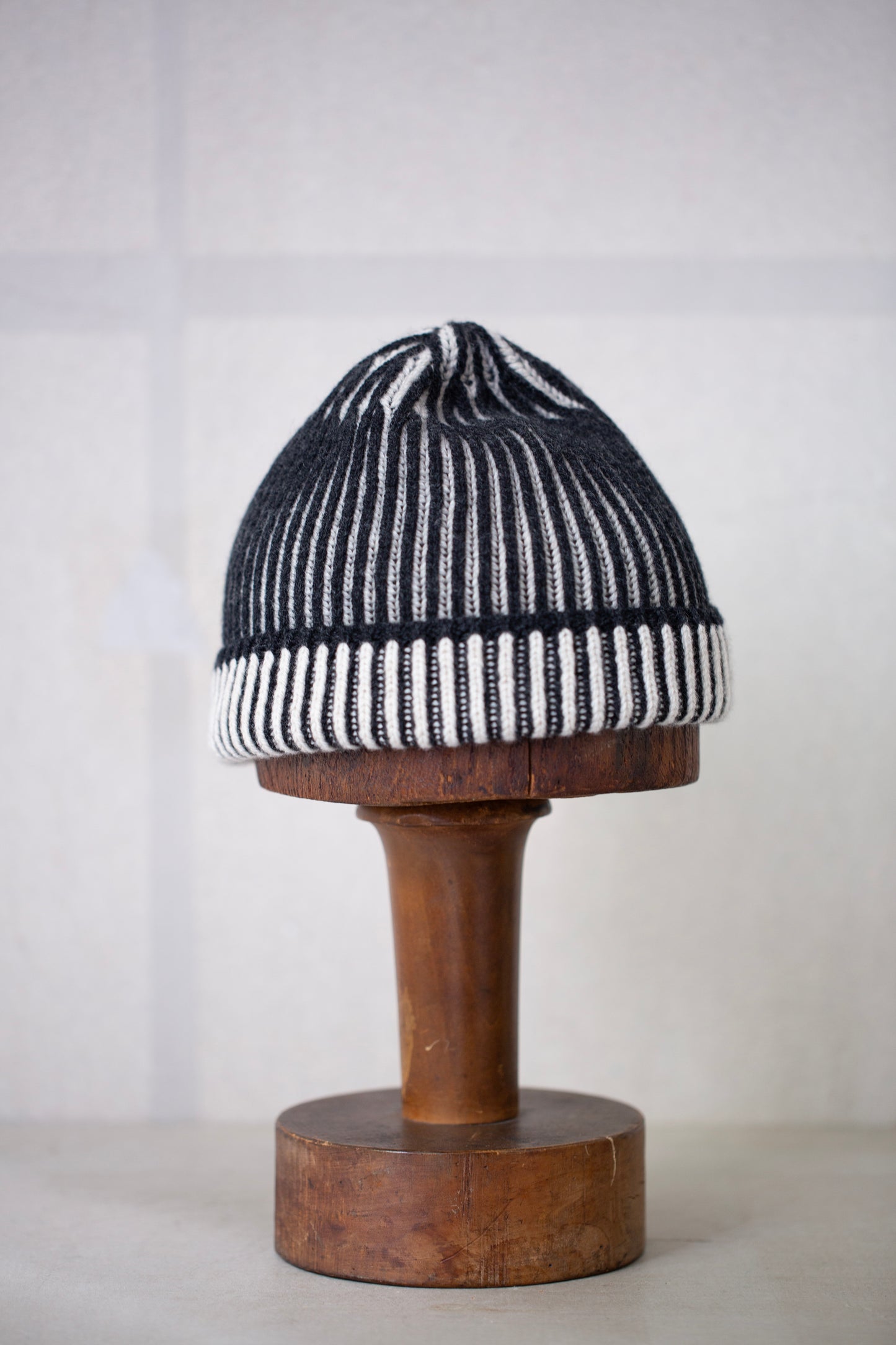 BEANIE#12 - ANTHRACITE / NATURAL SUPERFINE WOOL
