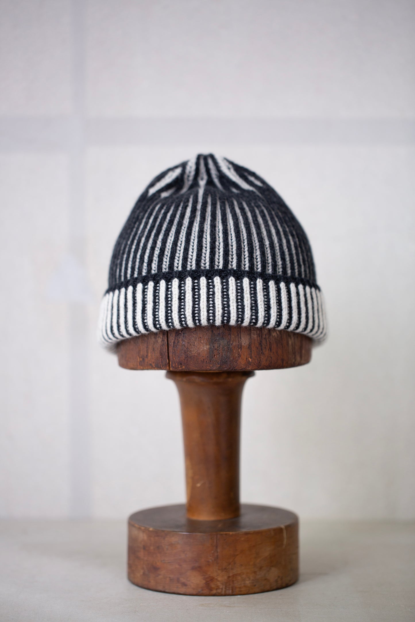 BEANIE#12 - ANTHRACITE / NATURAL SUPERFINE WOOL