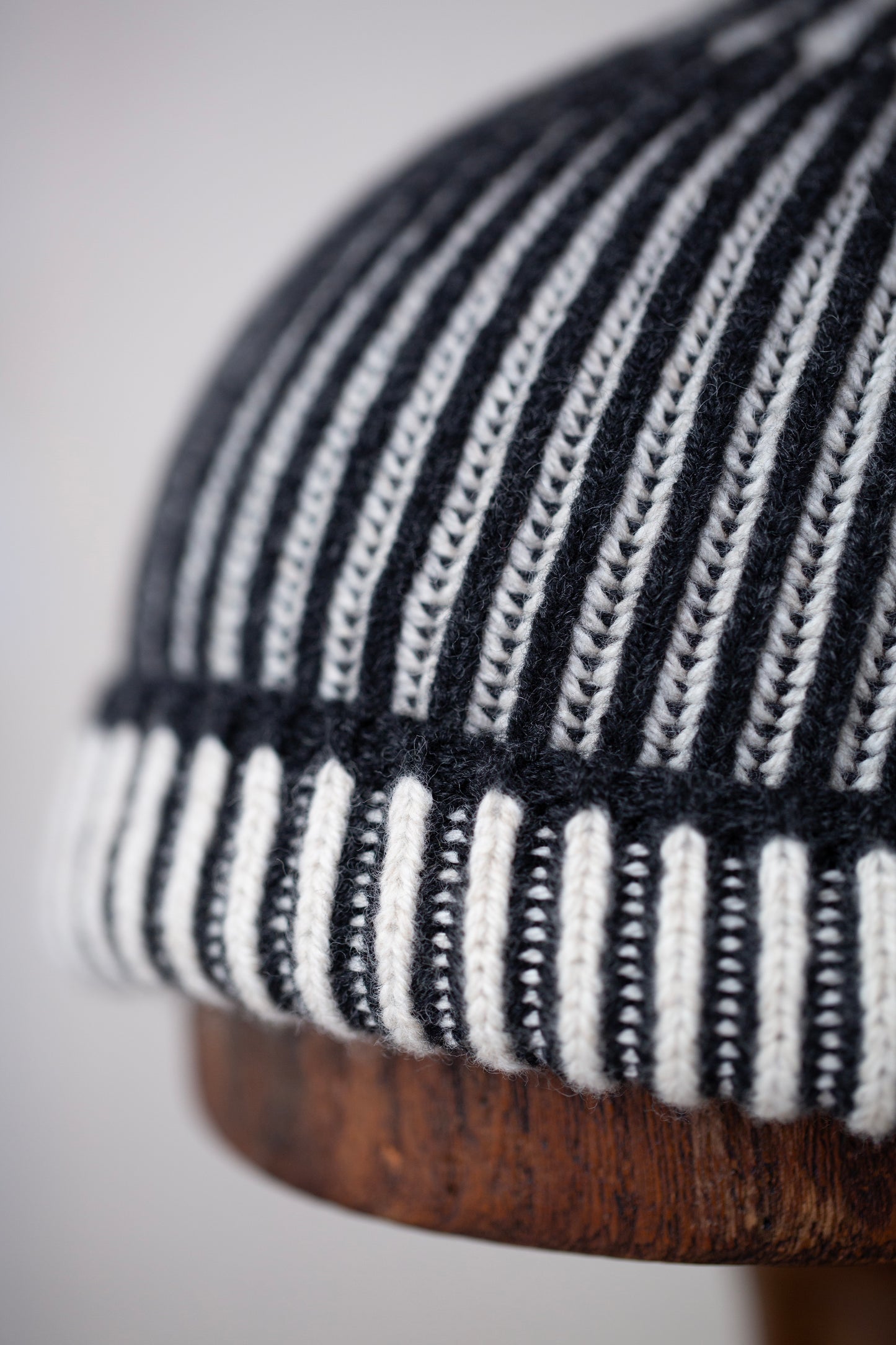 BEANIE#12 - ANTHRACITE / NATURAL SUPERFINE WOOL
