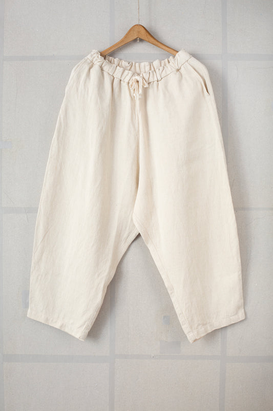 comfortable cropped pants in natural white twill-woven hemp