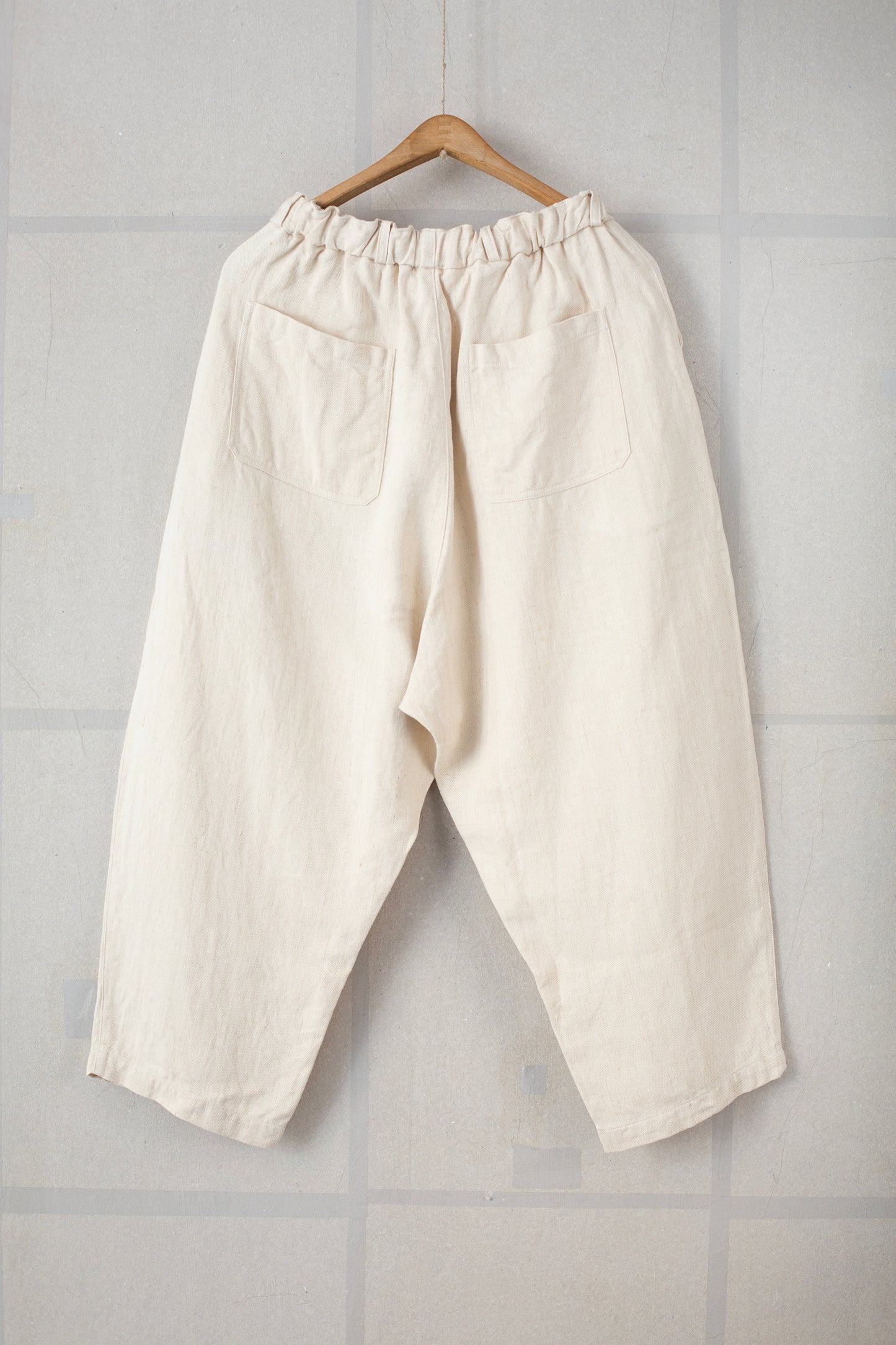 comfortable cropped pants in natural white twill-woven hemp