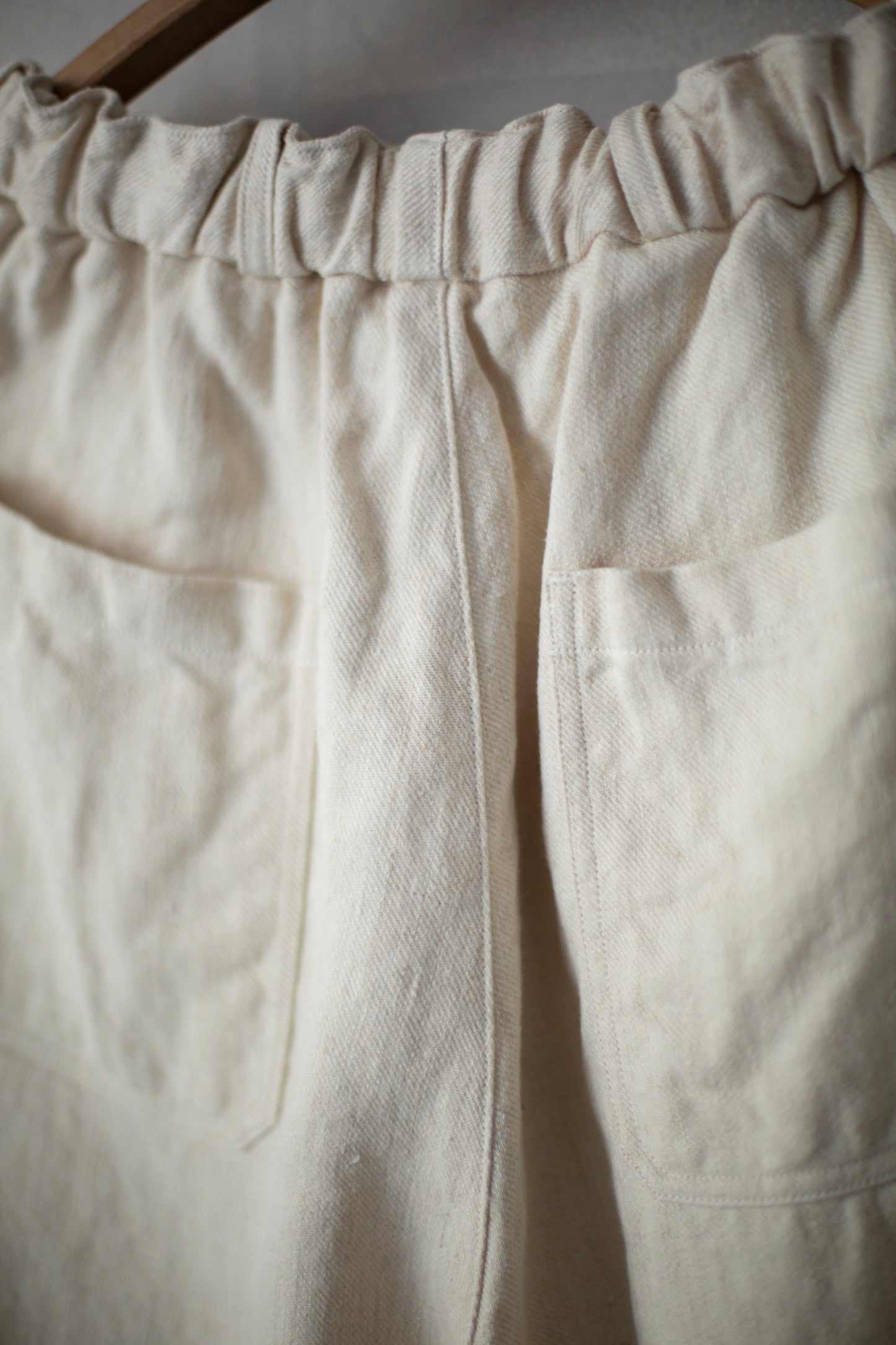 comfortable cropped pants in natural white twill-woven hemp
