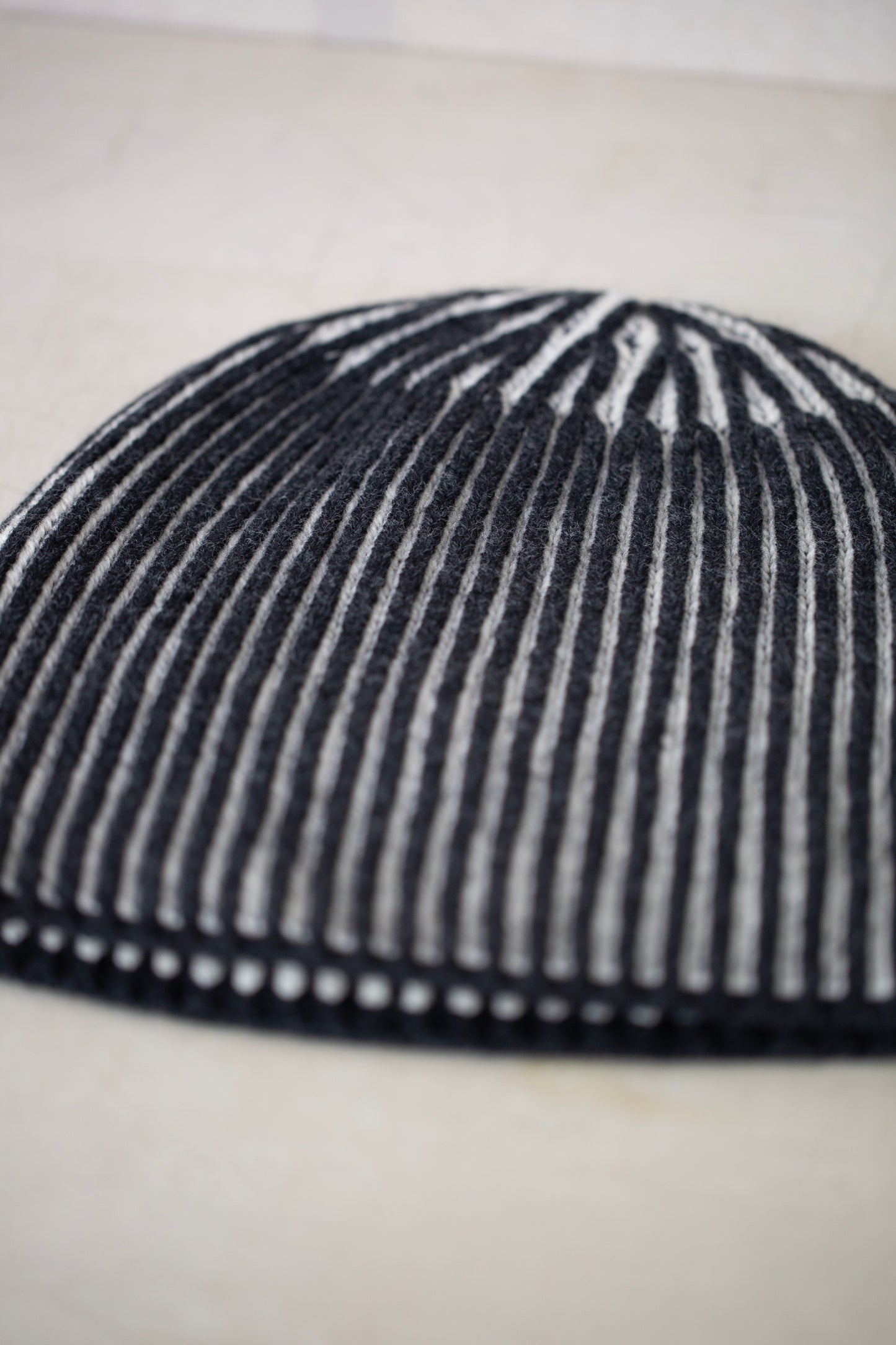 BEANIE#12 - ANTHRACITE / NATURAL SUPERFINE WOOL