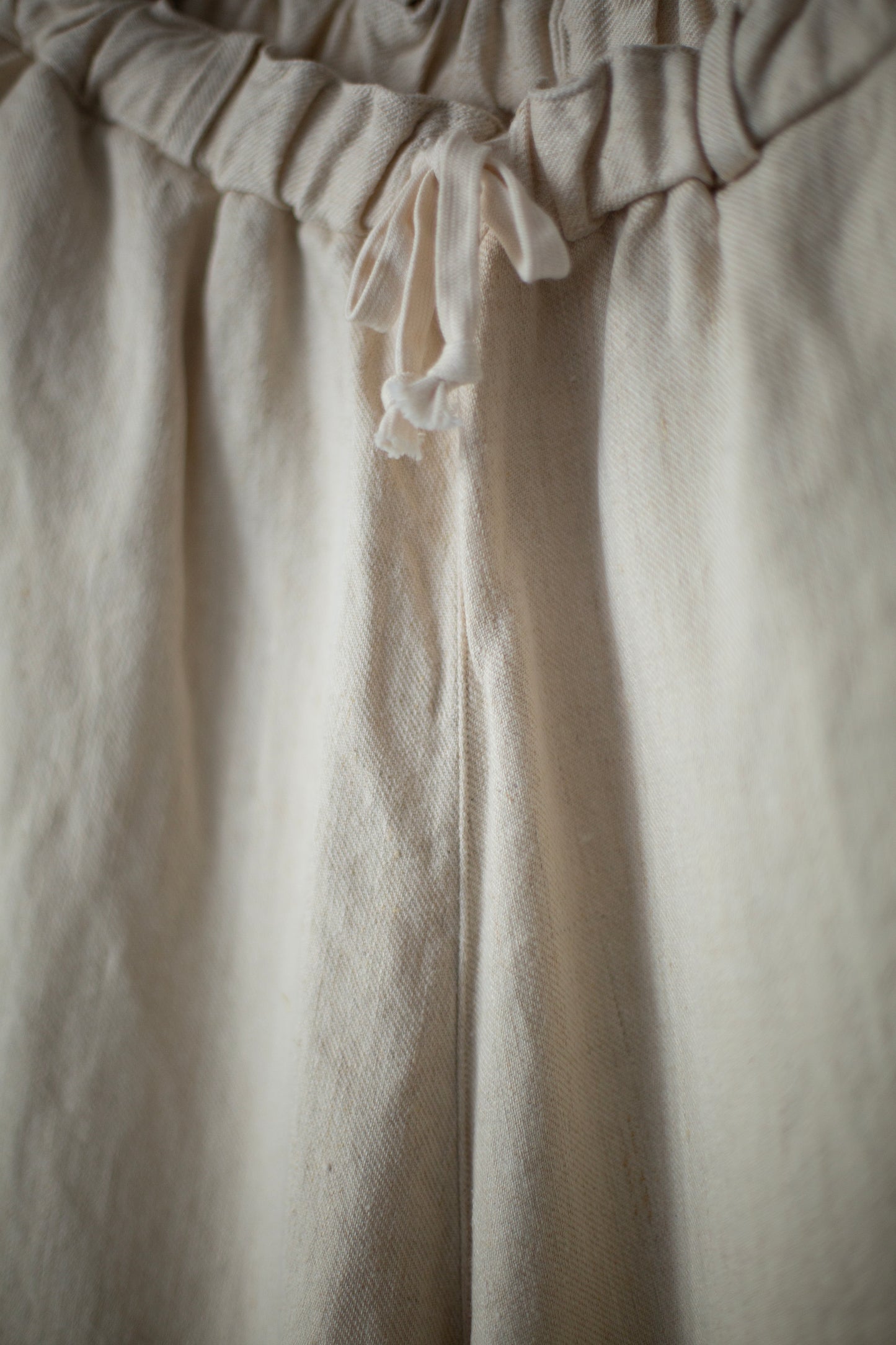 comfortable cropped pants in natural white twill-woven hemp