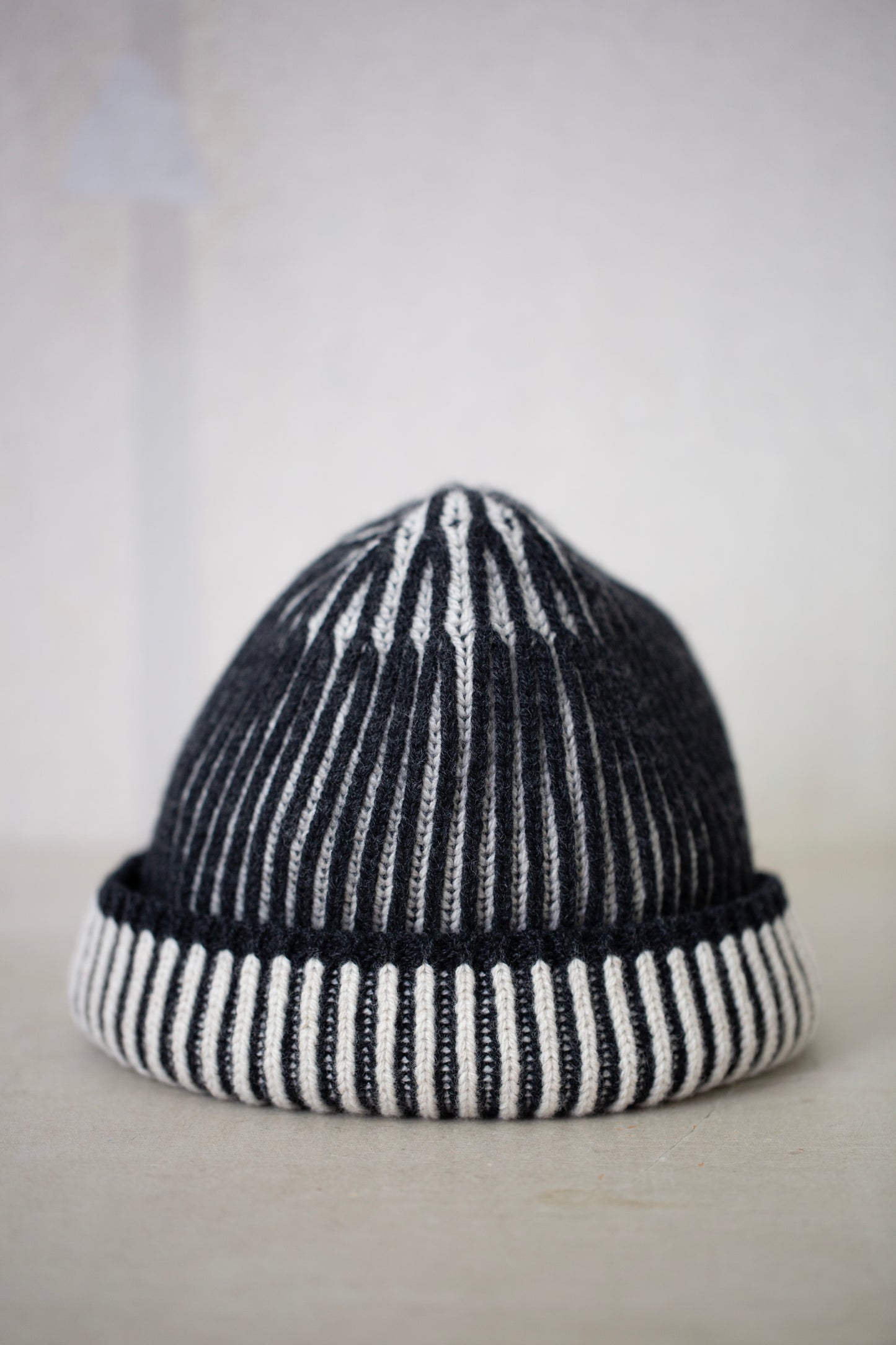 BEANIE#12 - ANTHRACITE / NATURAL SUPERFINE WOOL